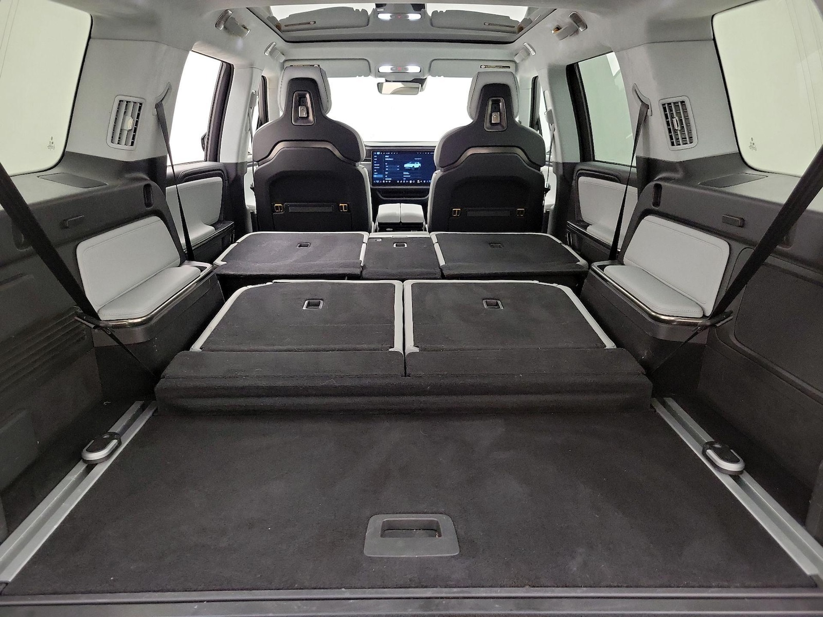 2024 Rivian R1S Adventure - Photo 24