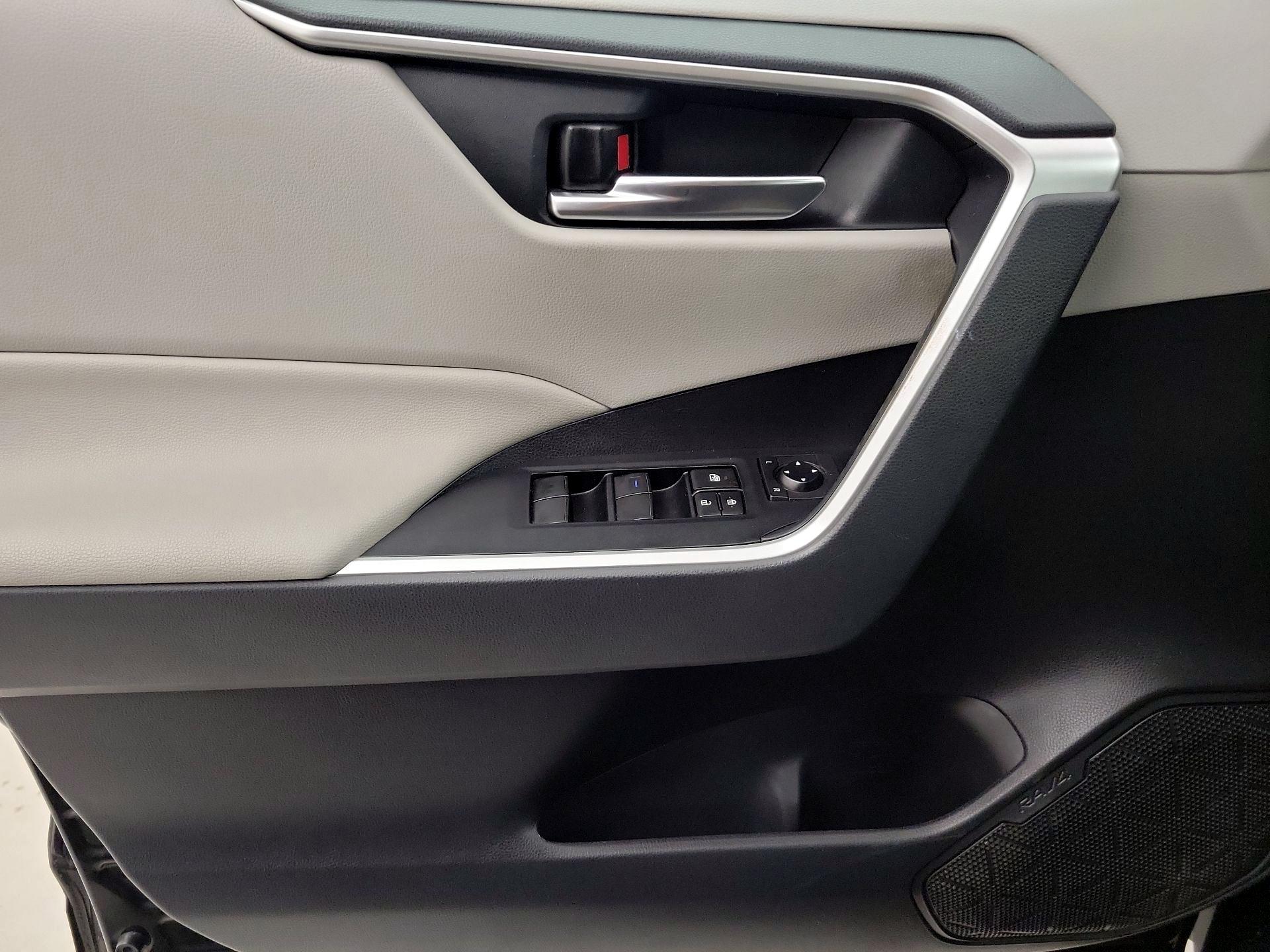 Thumbnail: 2019 Toyota RAV4 - 12