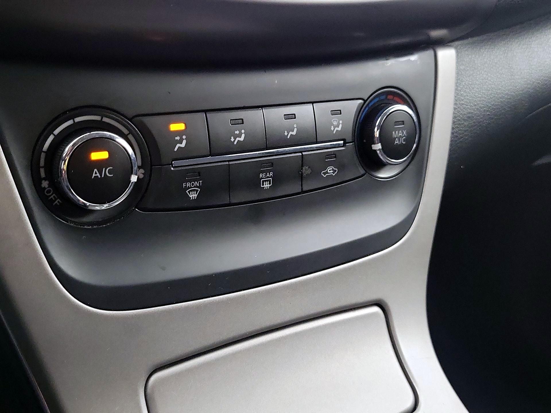 Thumbnail: 2015 Nissan Sentra - 15