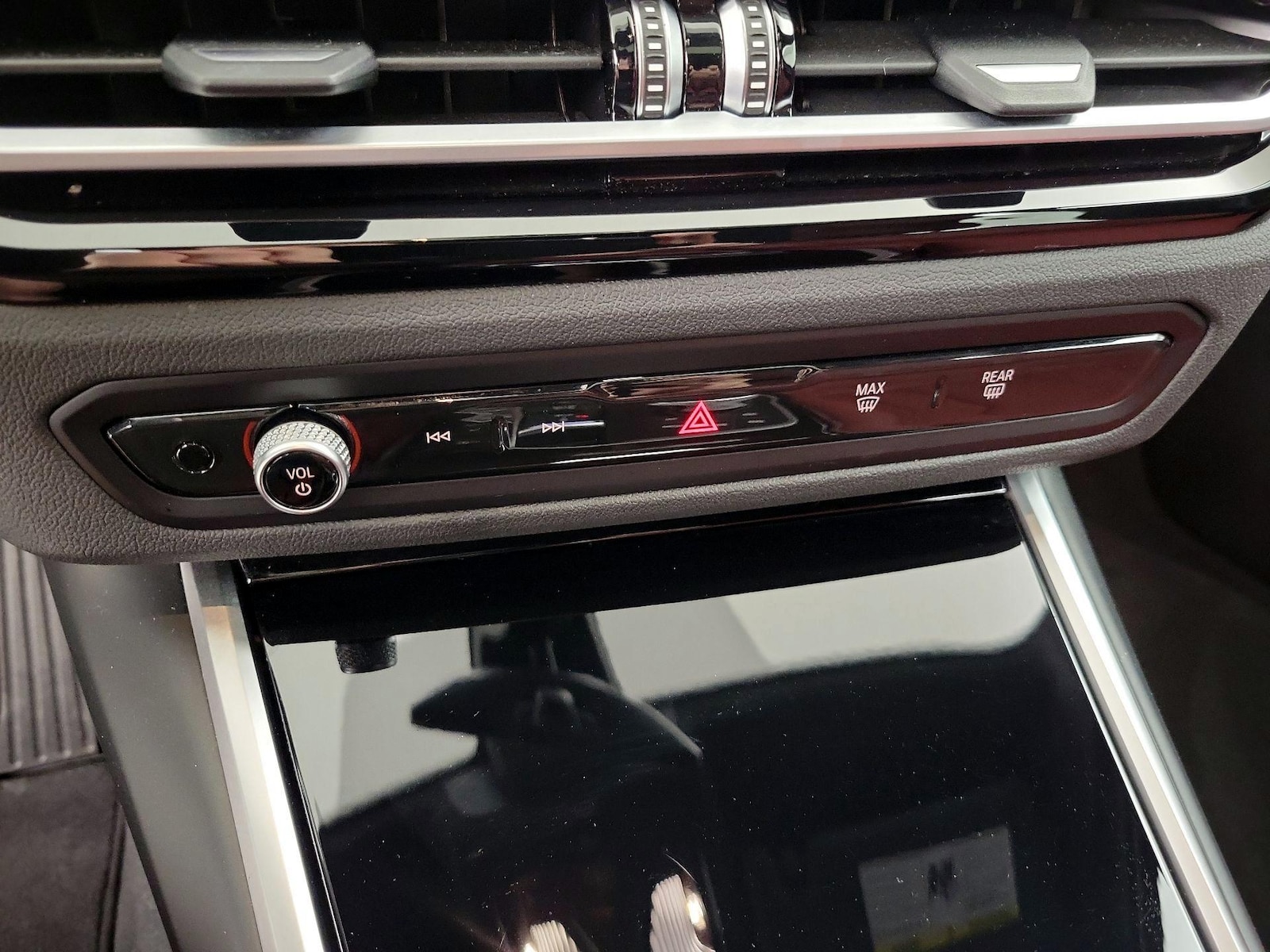 2024 BMW 3 Series 330i - Photo 18