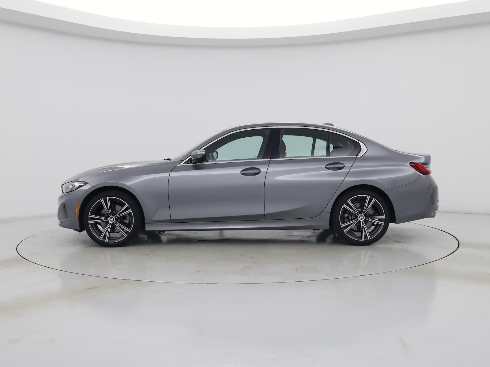 2024 BMW 3 Series 330i - Photo 4