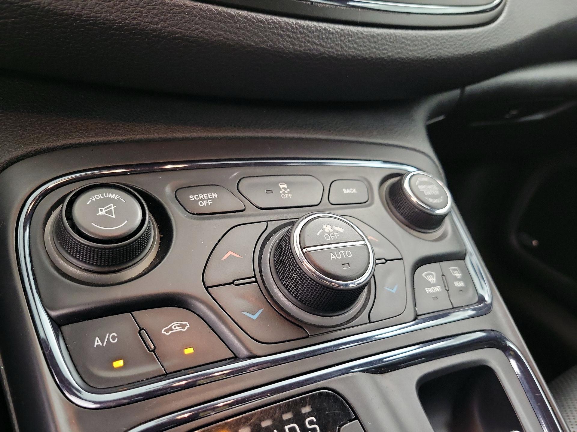 Thumbnail: 2015 Chrysler 200 - 17