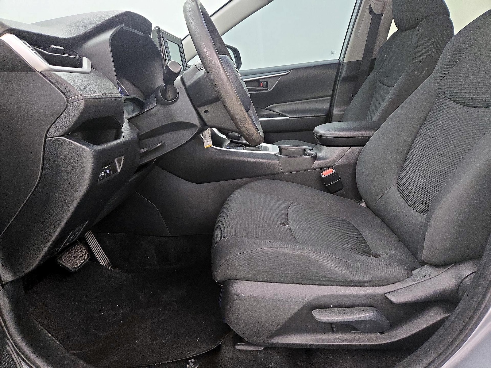 2021 Toyota RAV4 LE - Photo 12