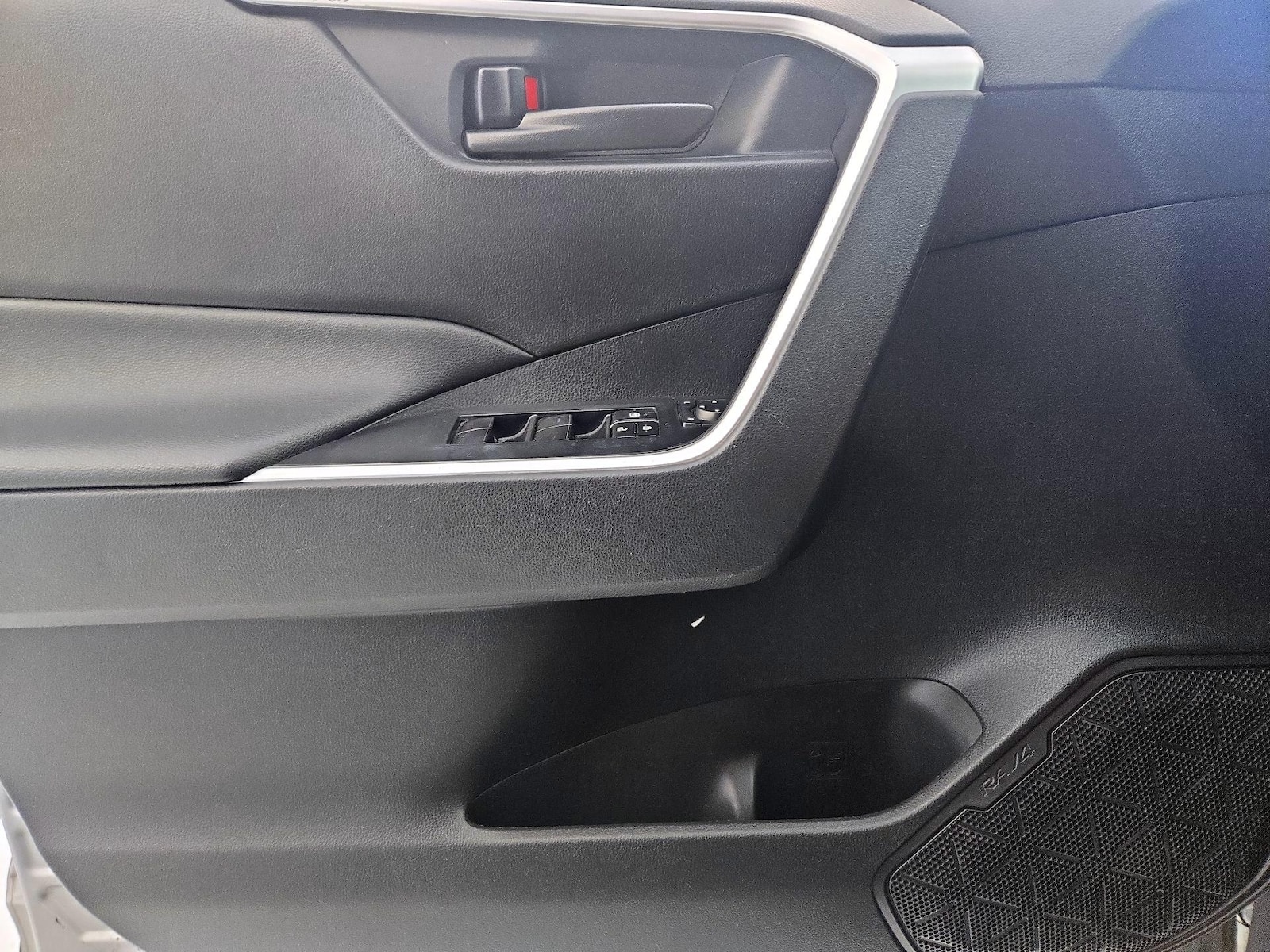 2021 Toyota RAV4 LE - Photo 13