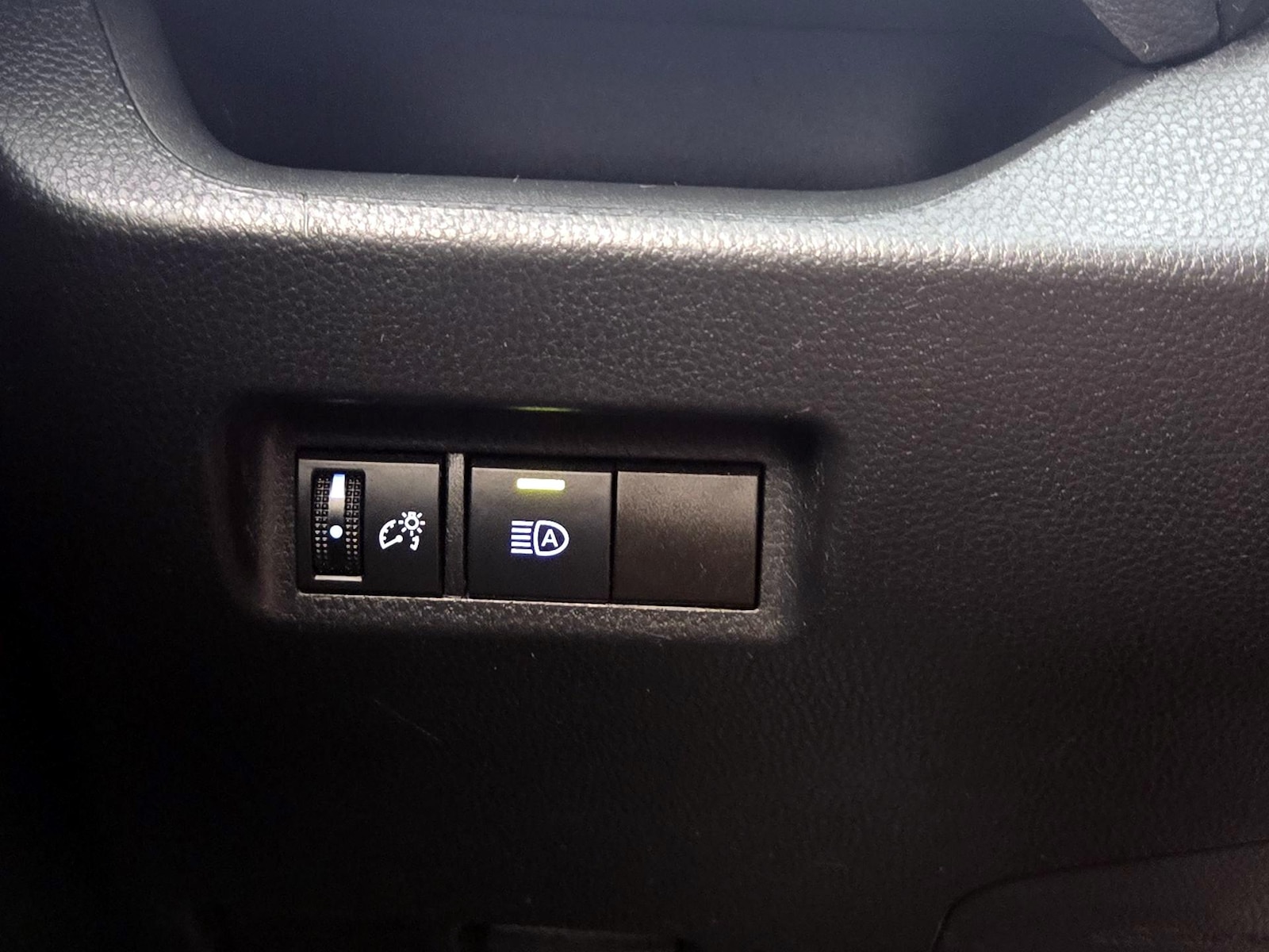 2021 Toyota RAV4 LE - Photo 14