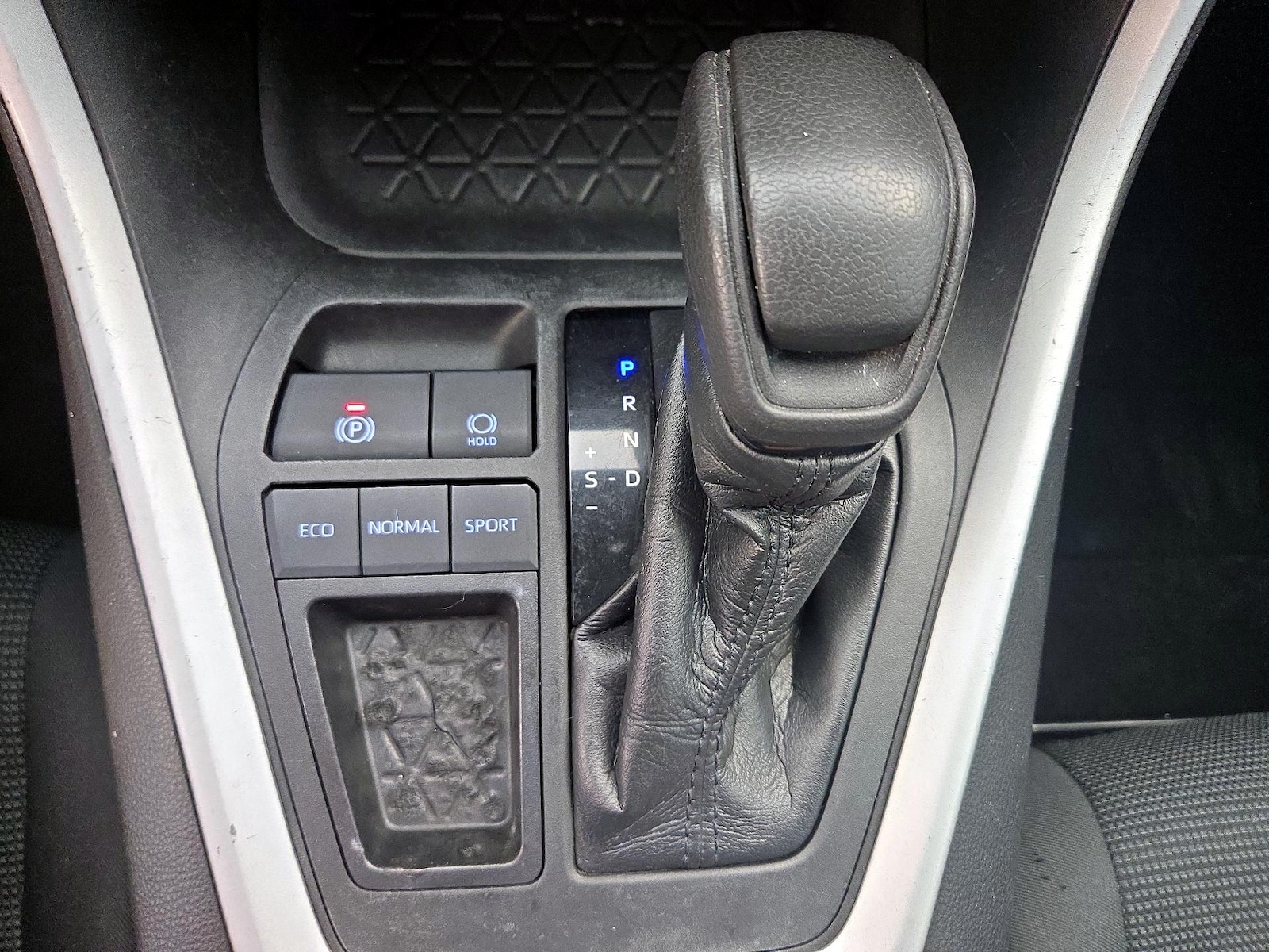 2021 Toyota RAV4 LE - Photo 18