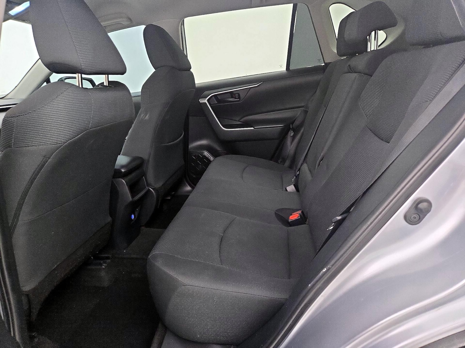 2021 Toyota RAV4 LE - Photo 20