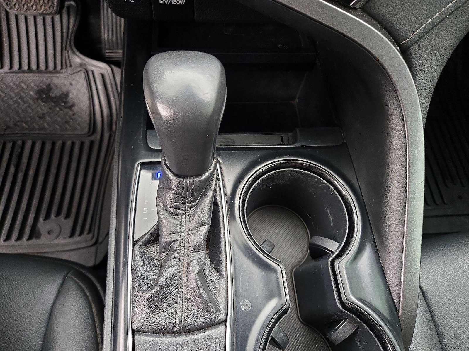 2020 Toyota Camry SE - Photo 18