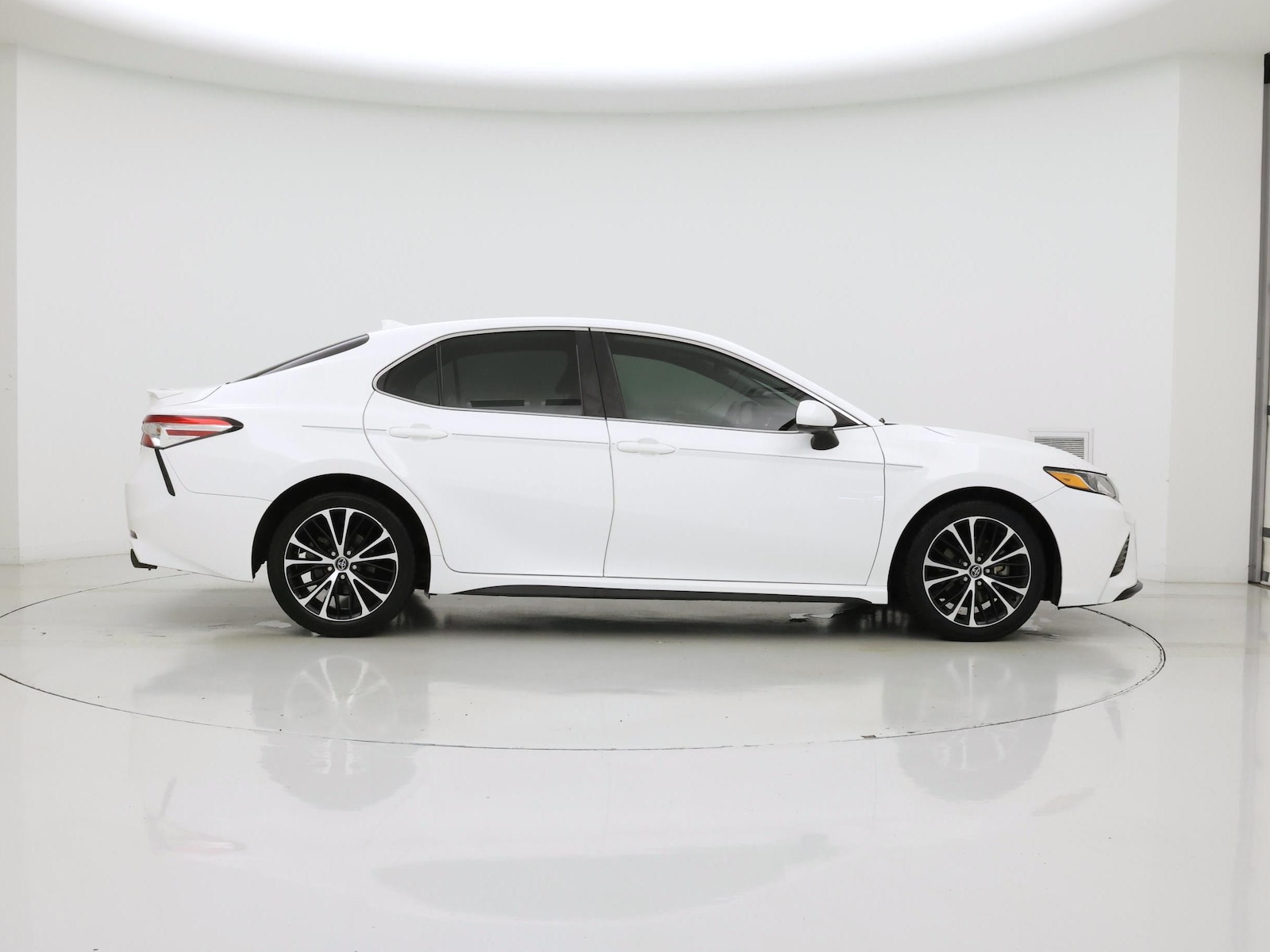 2020 Toyota Camry SE - Photo 8