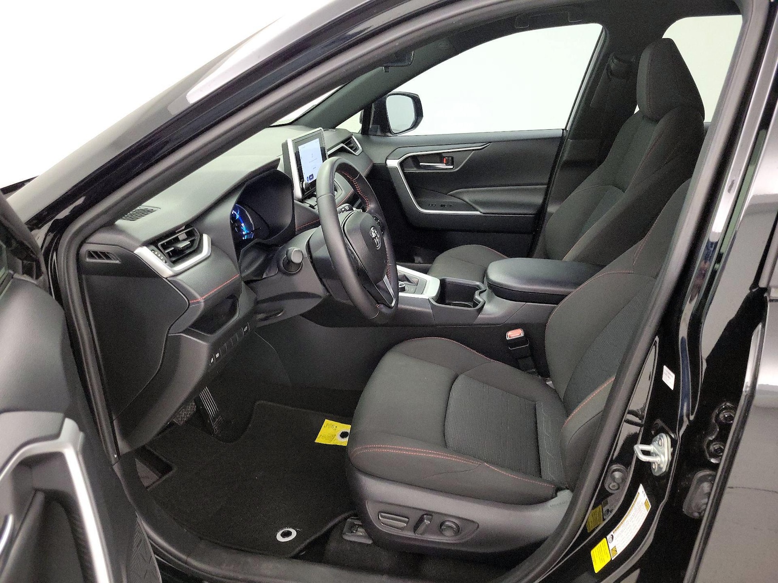 2025 Toyota RAV4 SE - Photo 12