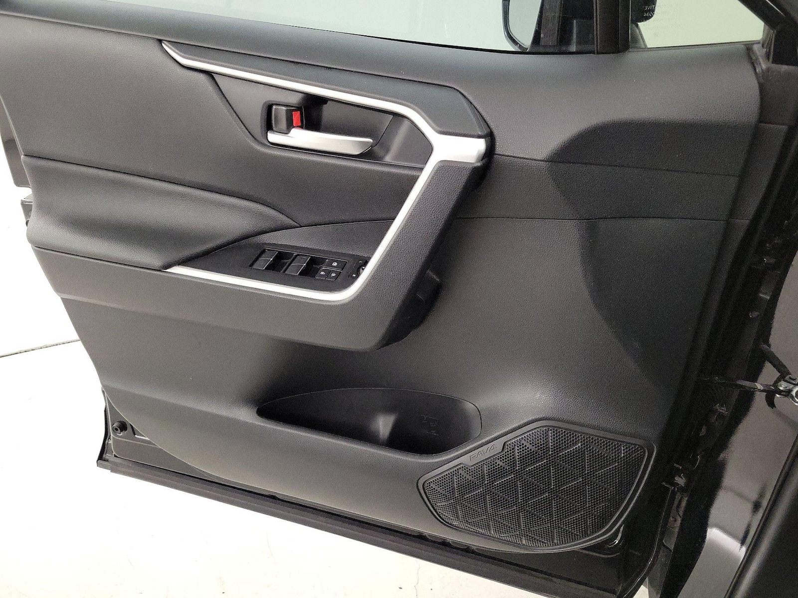 2025 Toyota RAV4 SE - Photo 13