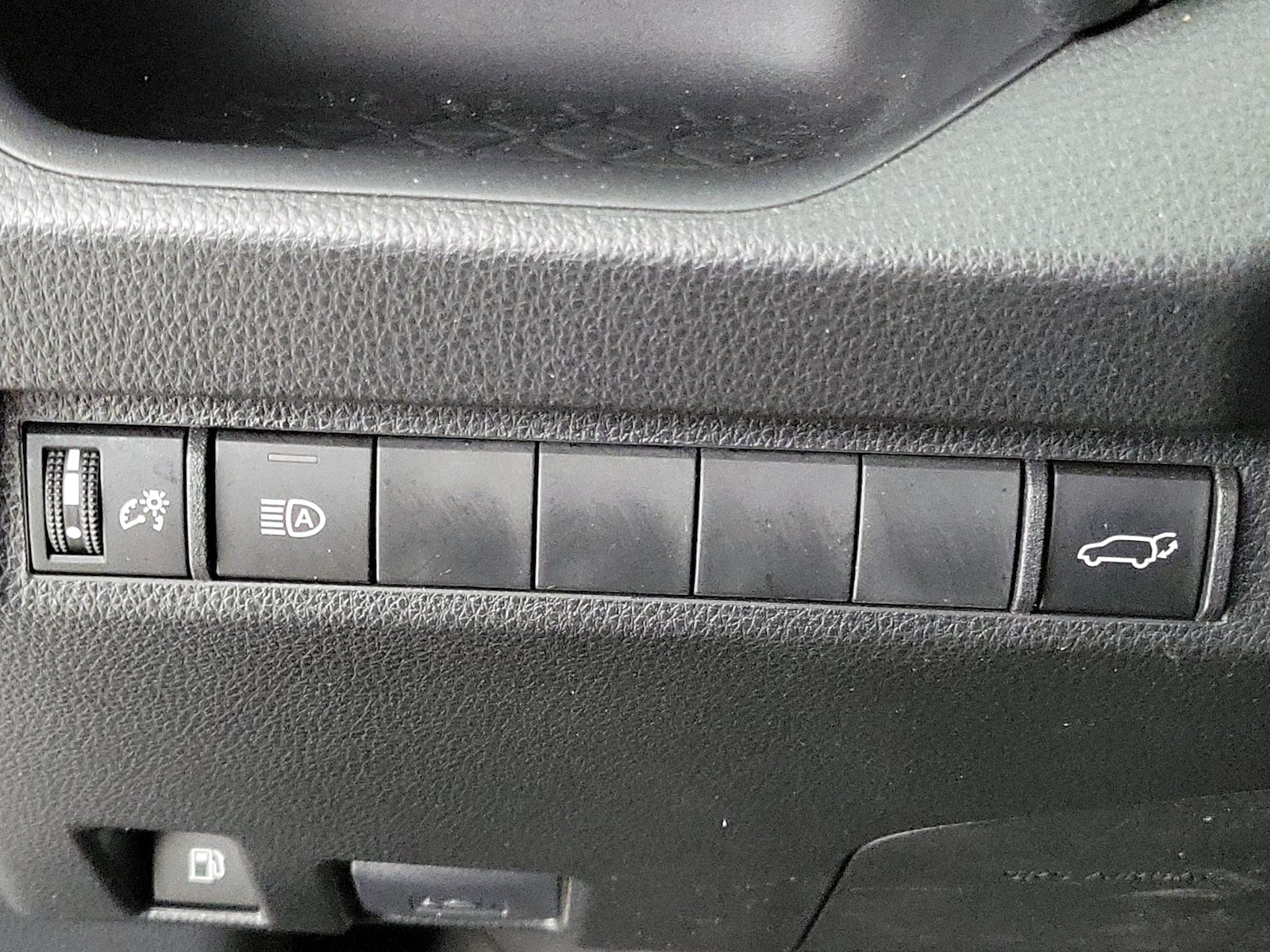 2025 Toyota RAV4 SE - Photo 14