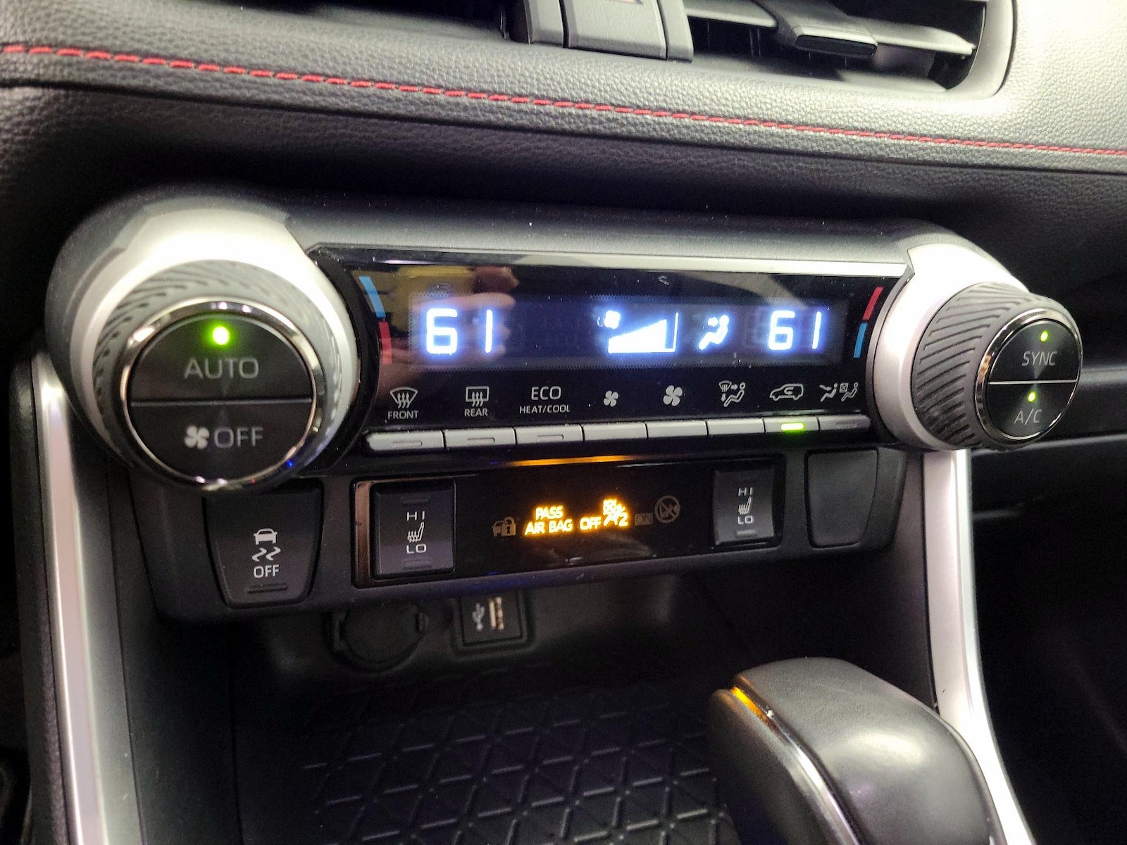 2025 Toyota RAV4 SE - Photo 17