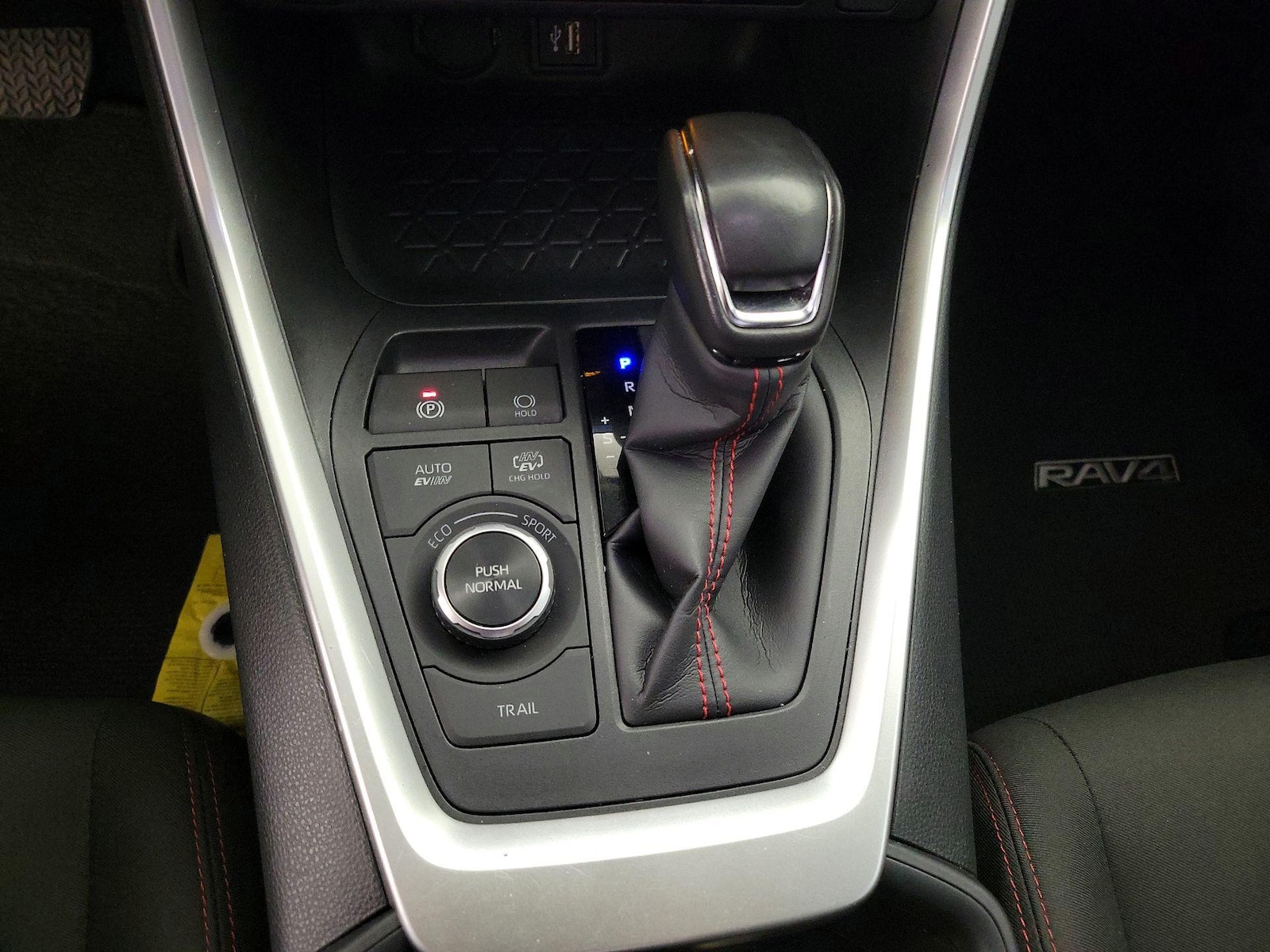 2025 Toyota RAV4 SE - Photo 18