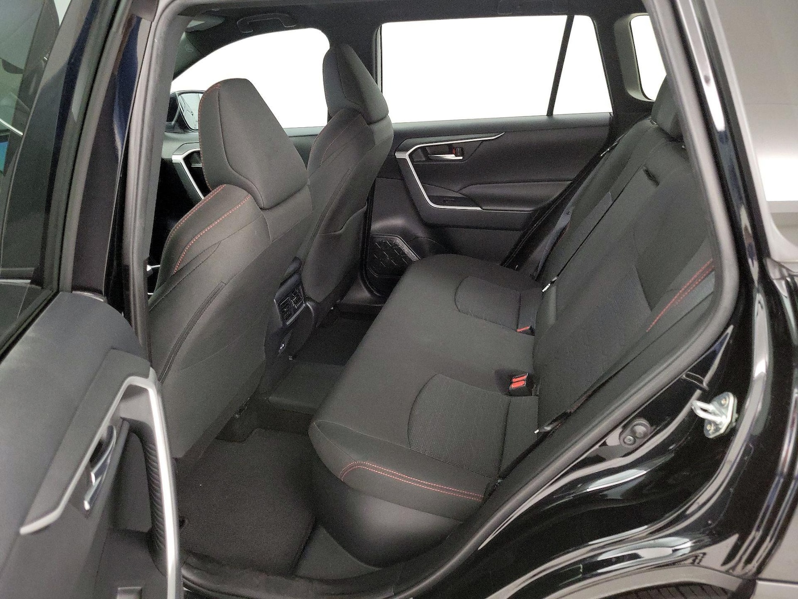 2025 Toyota RAV4 SE - Photo 20