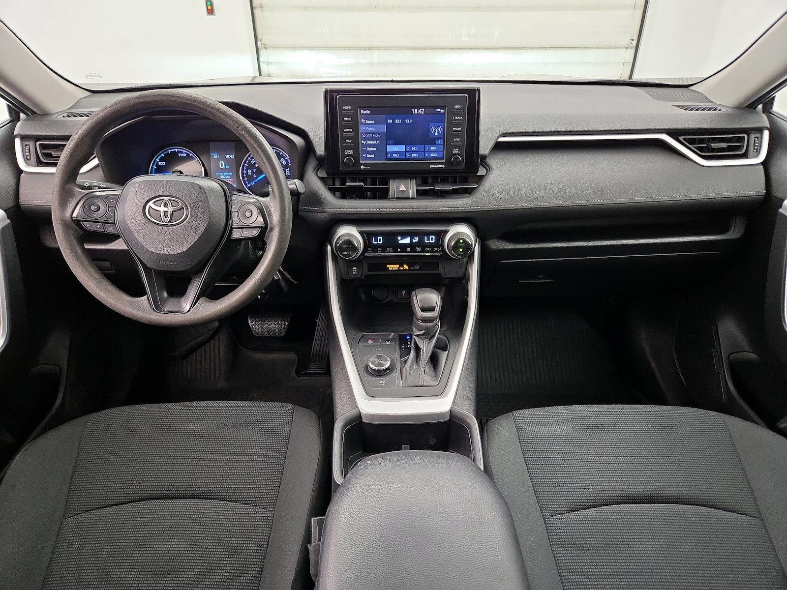 2022 Toyota RAV4 LE - Photo 10