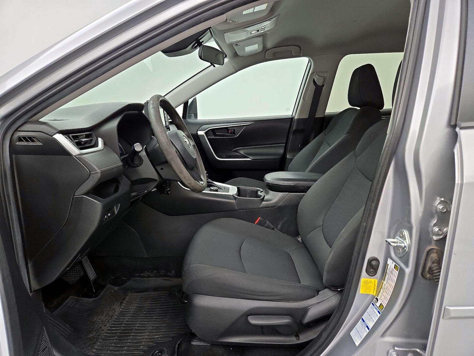 2022 Toyota RAV4 LE - Photo 12