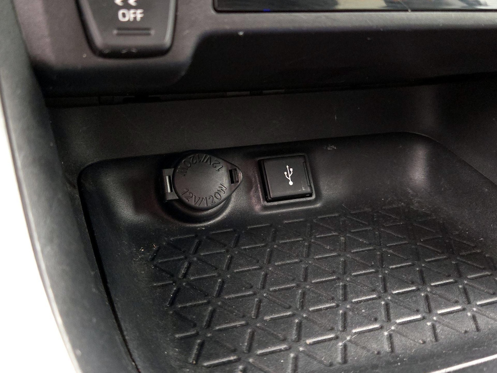 2022 Toyota RAV4 LE - Photo 19