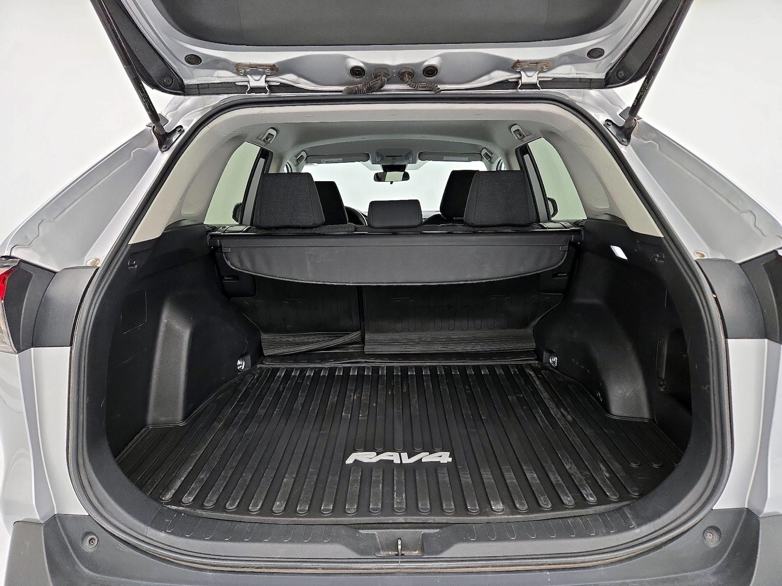 2022 Toyota RAV4 LE - Photo 21