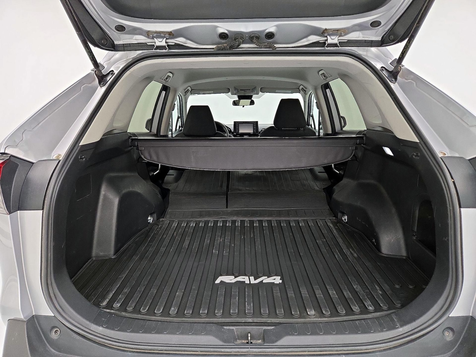2022 Toyota RAV4 LE - Photo 22