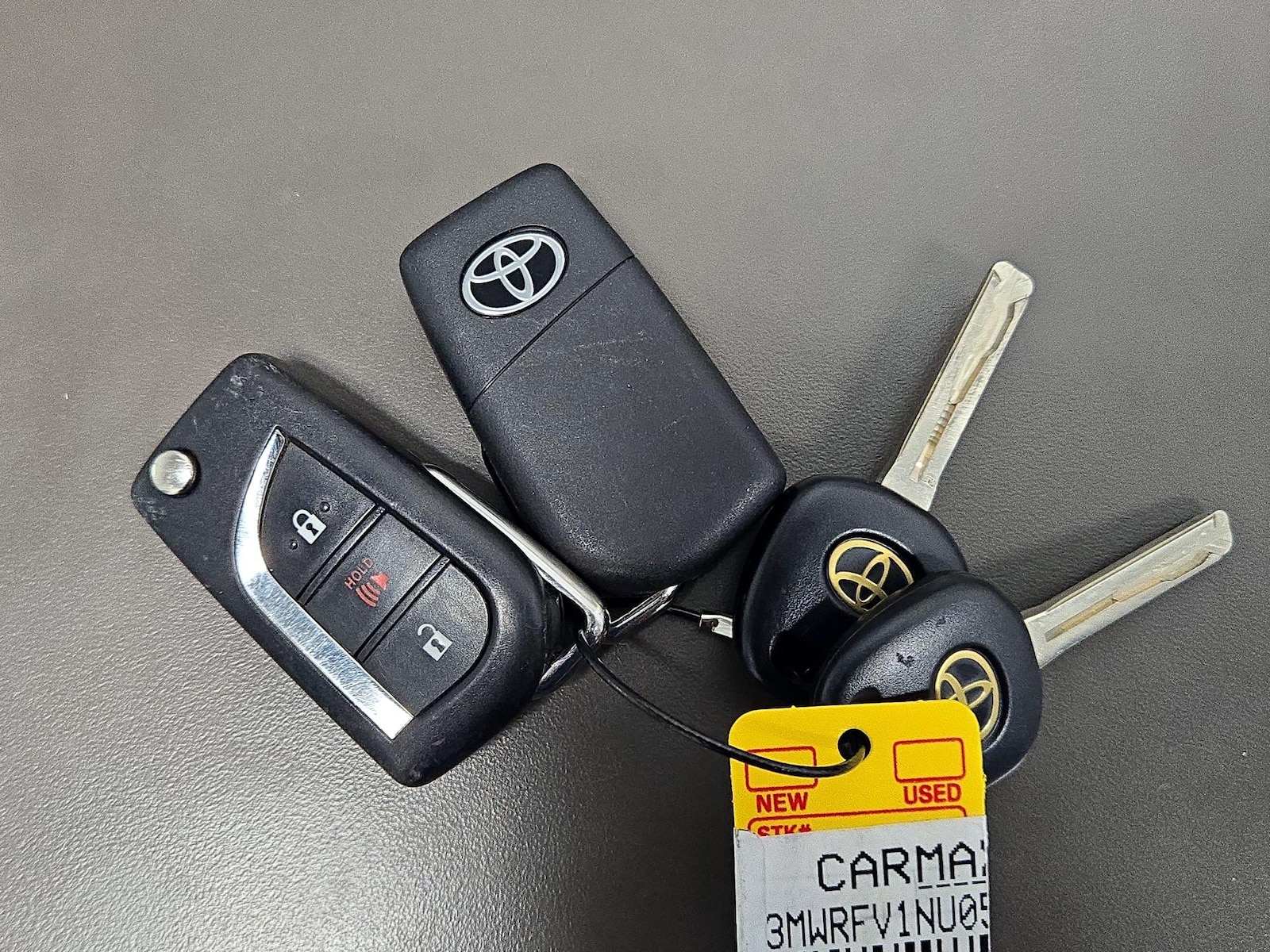 2022 Toyota RAV4 LE - Photo 24