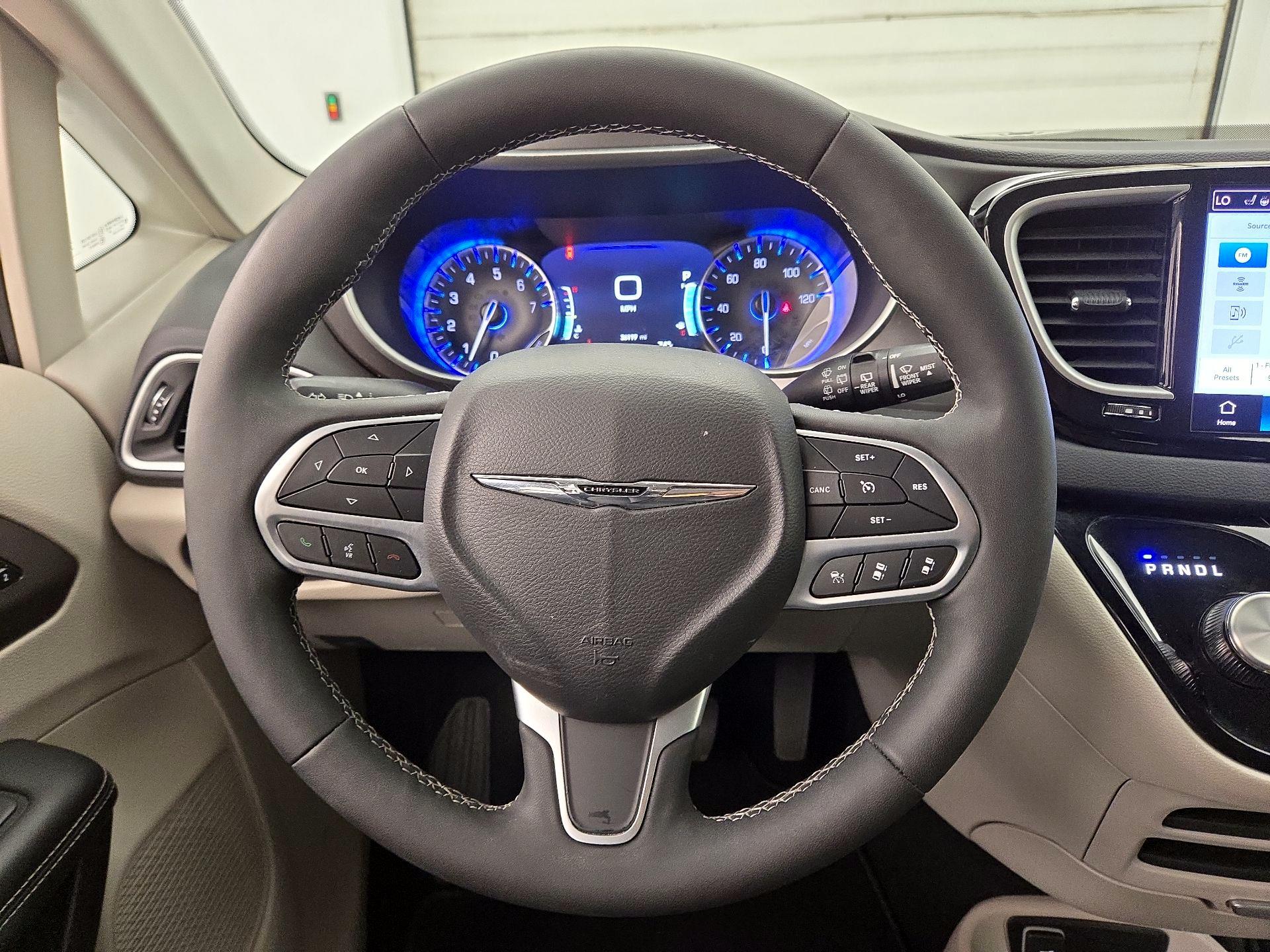 Thumbnail: 2024 Chrysler Pacifica - 10