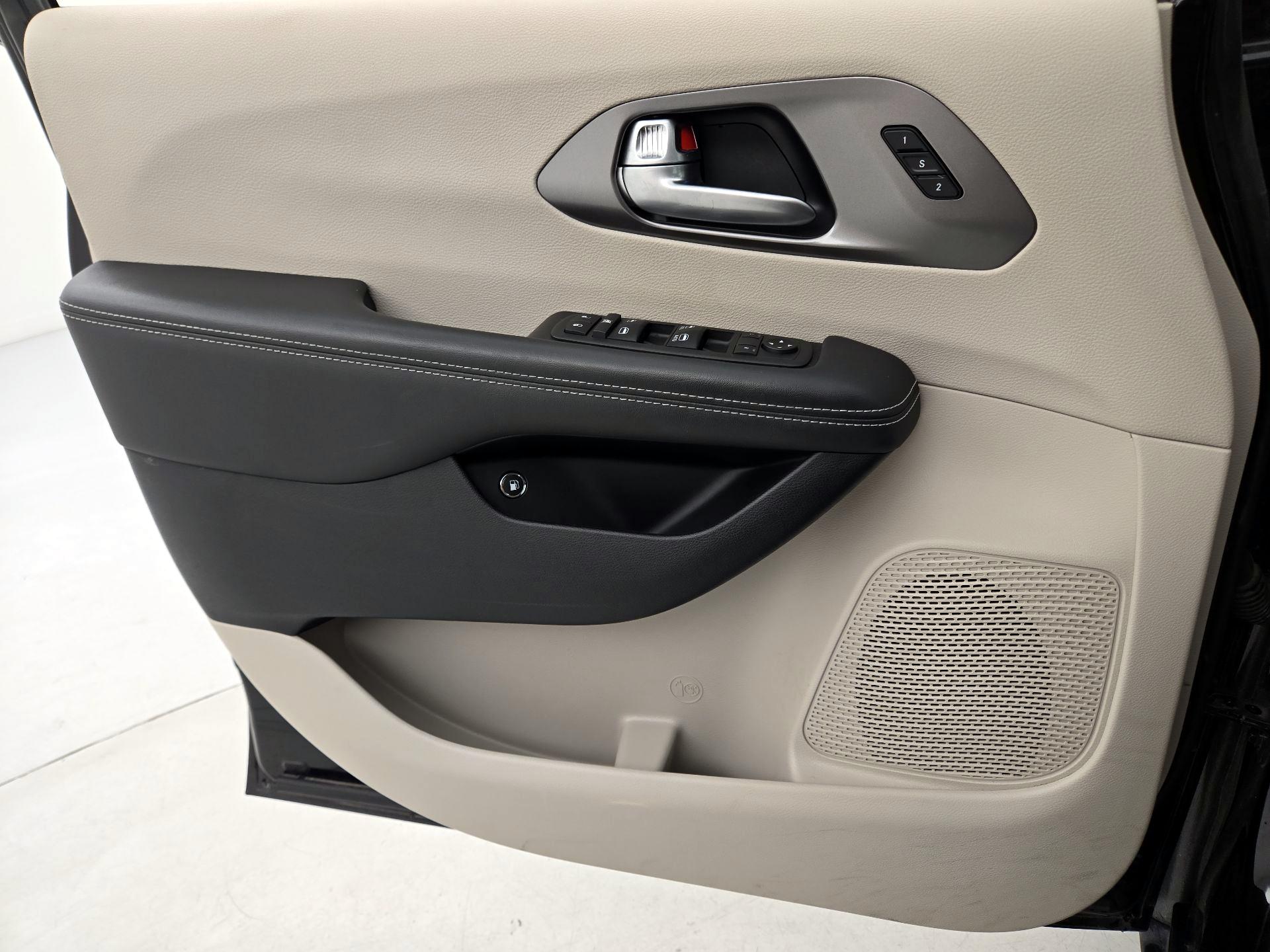 Thumbnail: 2024 Chrysler Pacifica - 12