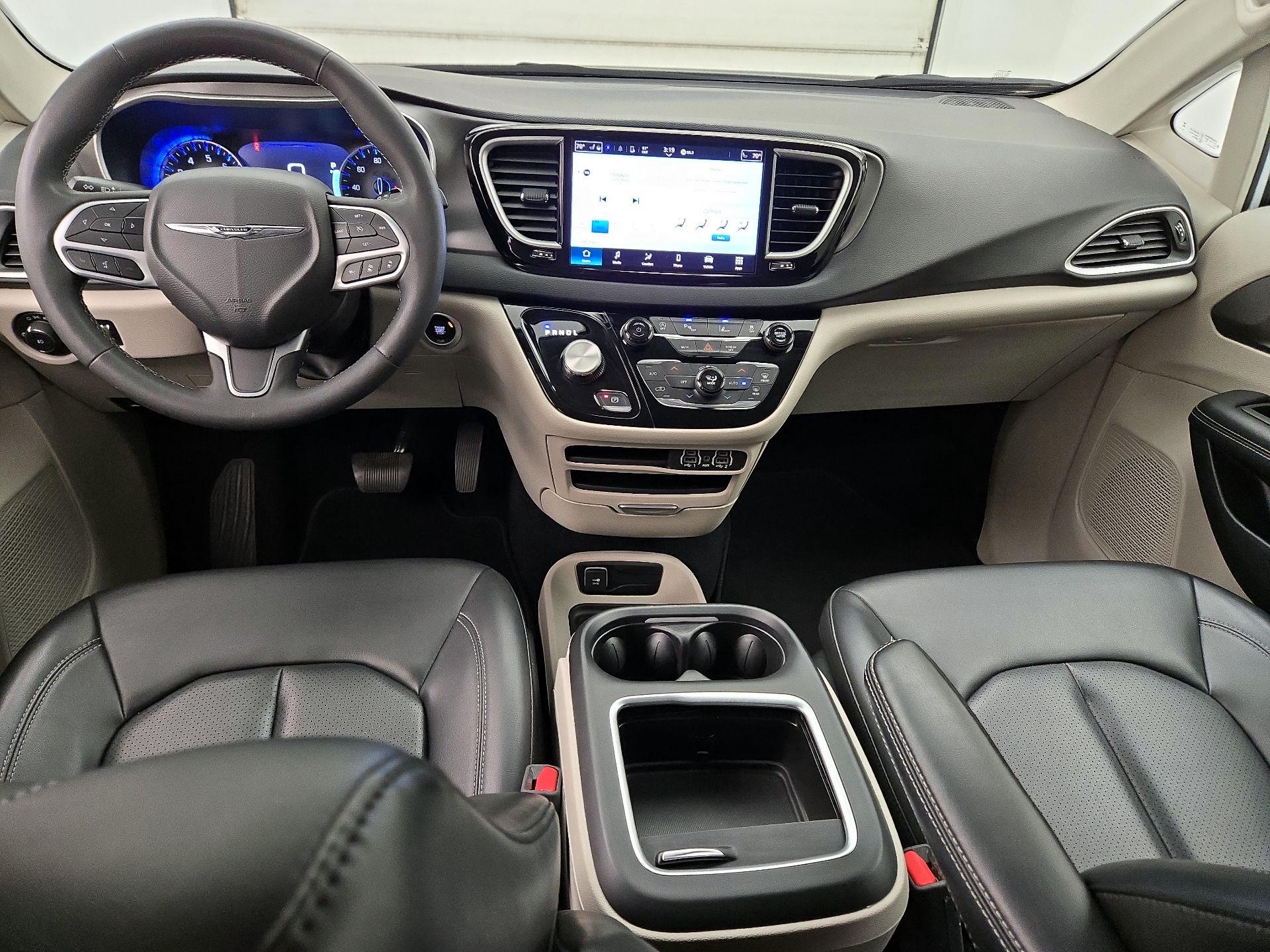 Thumbnail: 2023 Chrysler Pacifica - 9
