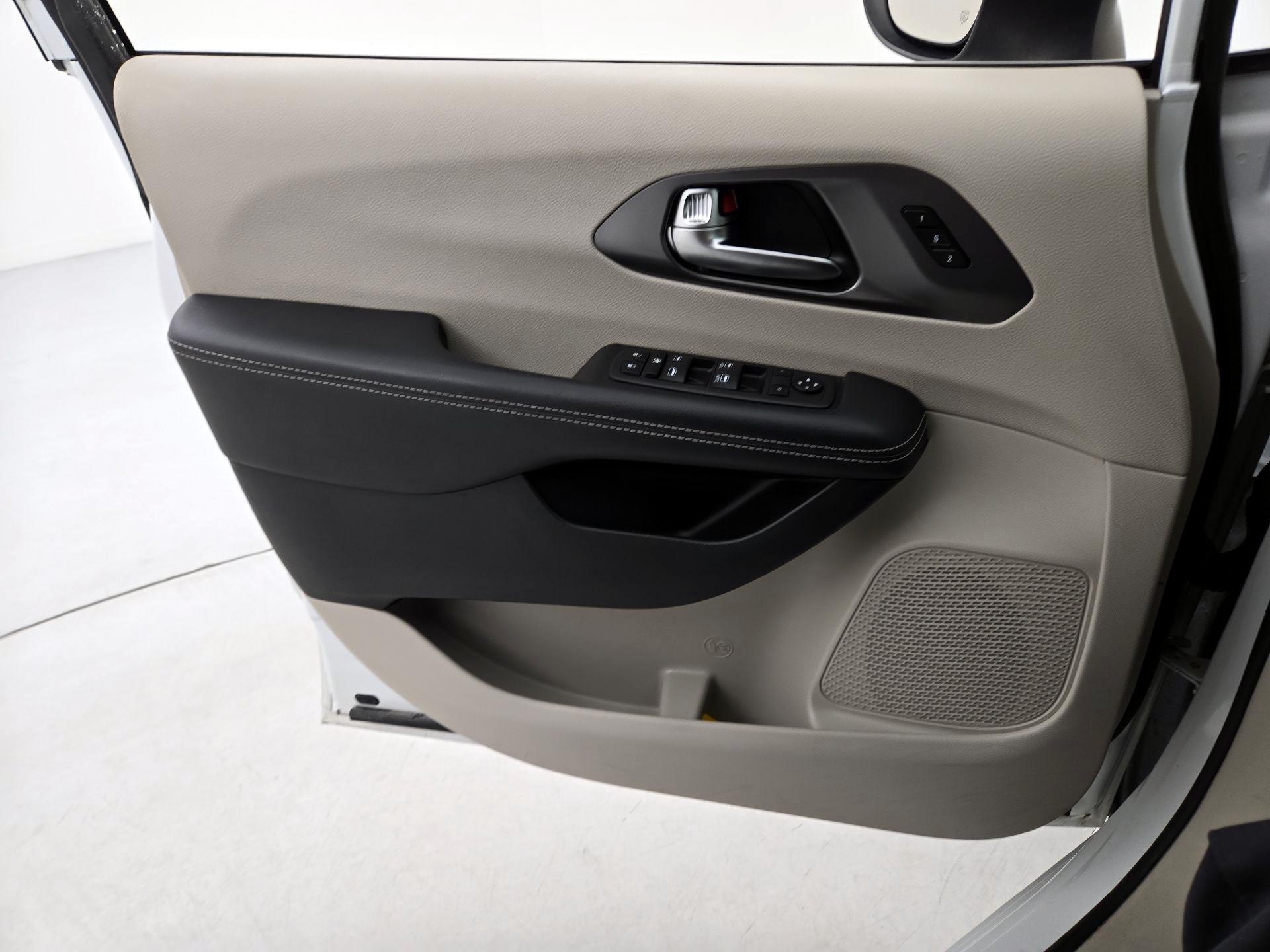 Thumbnail: 2023 Chrysler Pacifica - 12