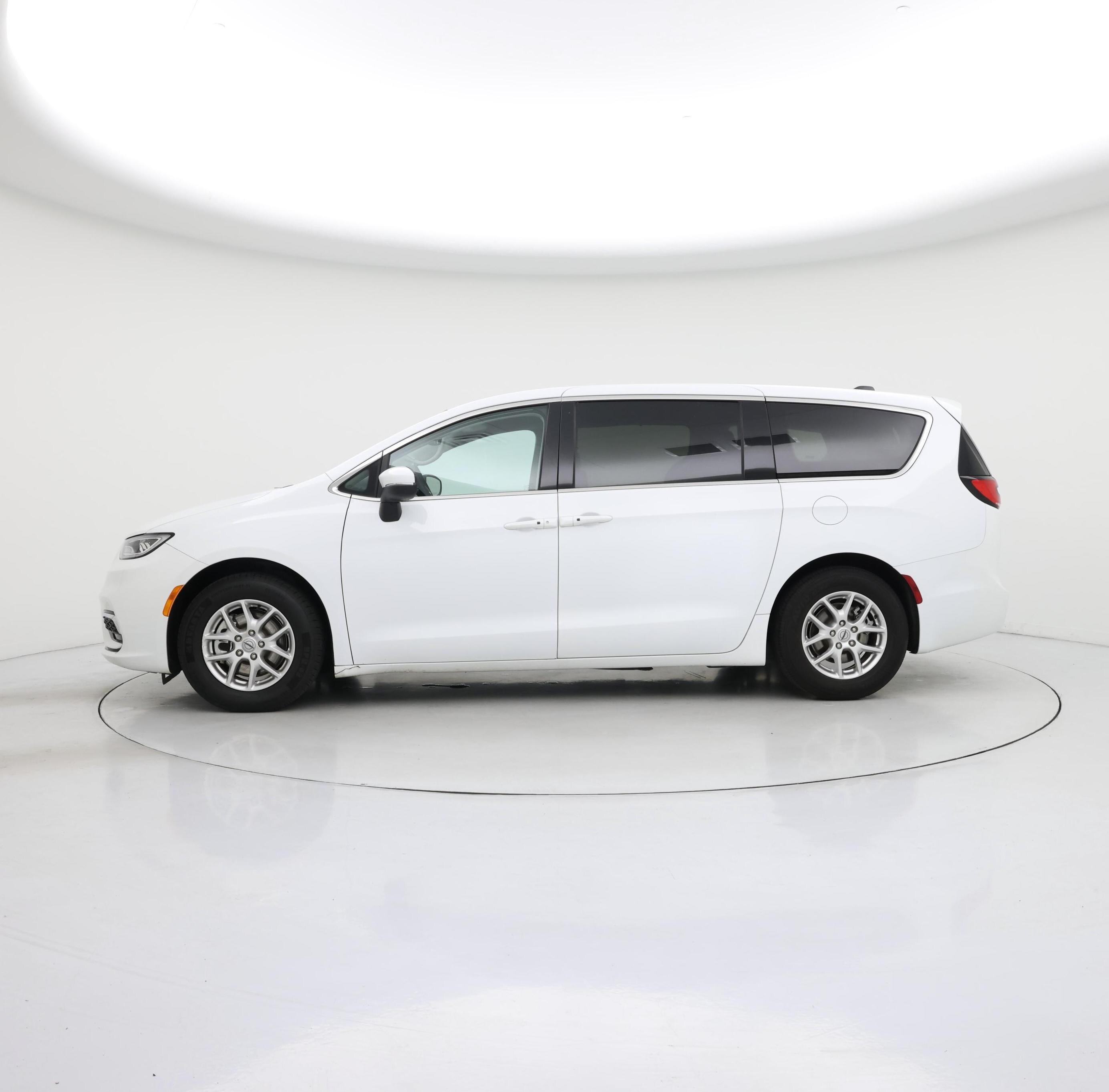 Thumbnail: 2023 Chrysler Pacifica - 3