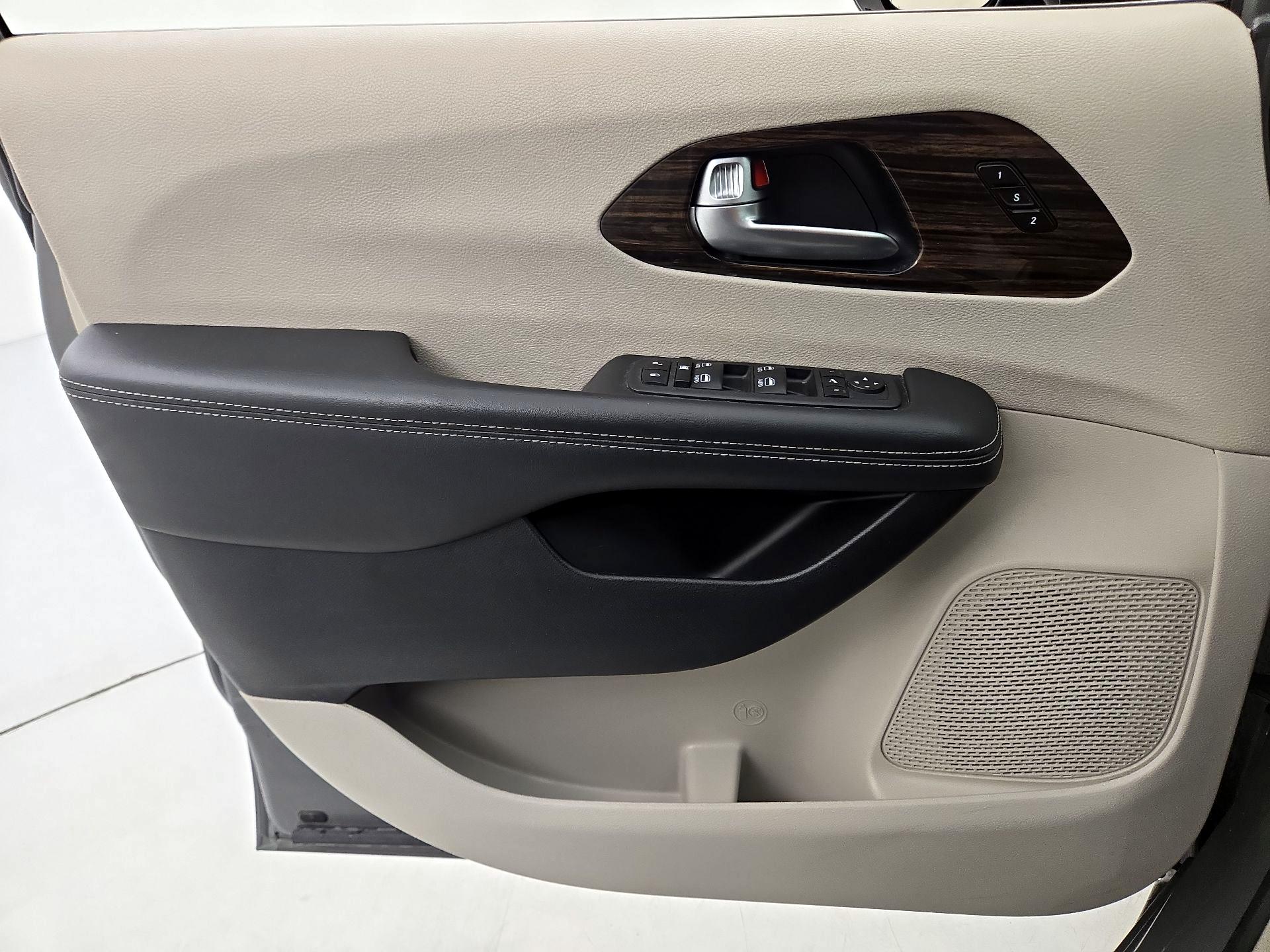 Thumbnail: 2023 Chrysler Pacifica - 12