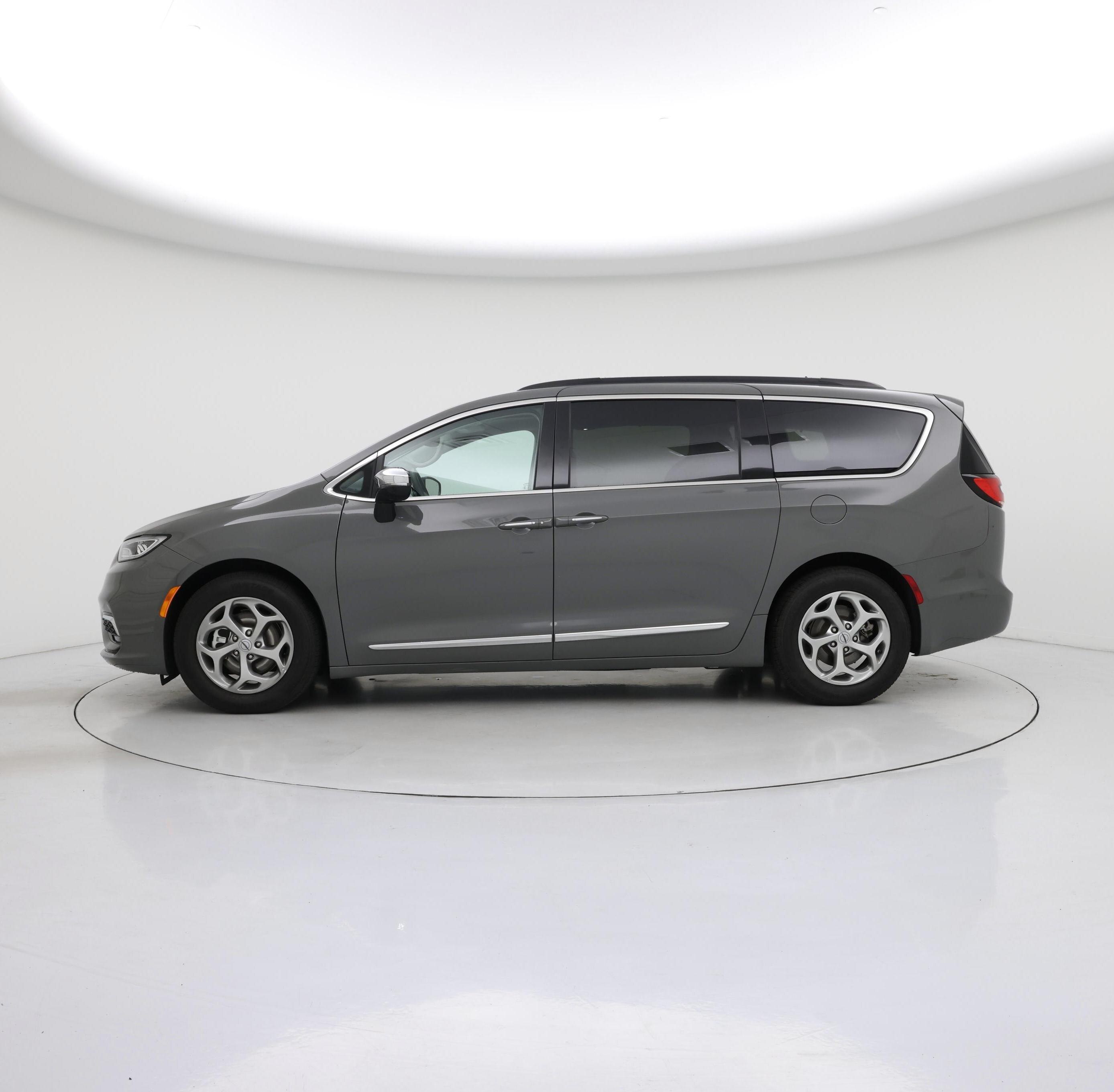 Thumbnail: 2023 Chrysler Pacifica - 3
