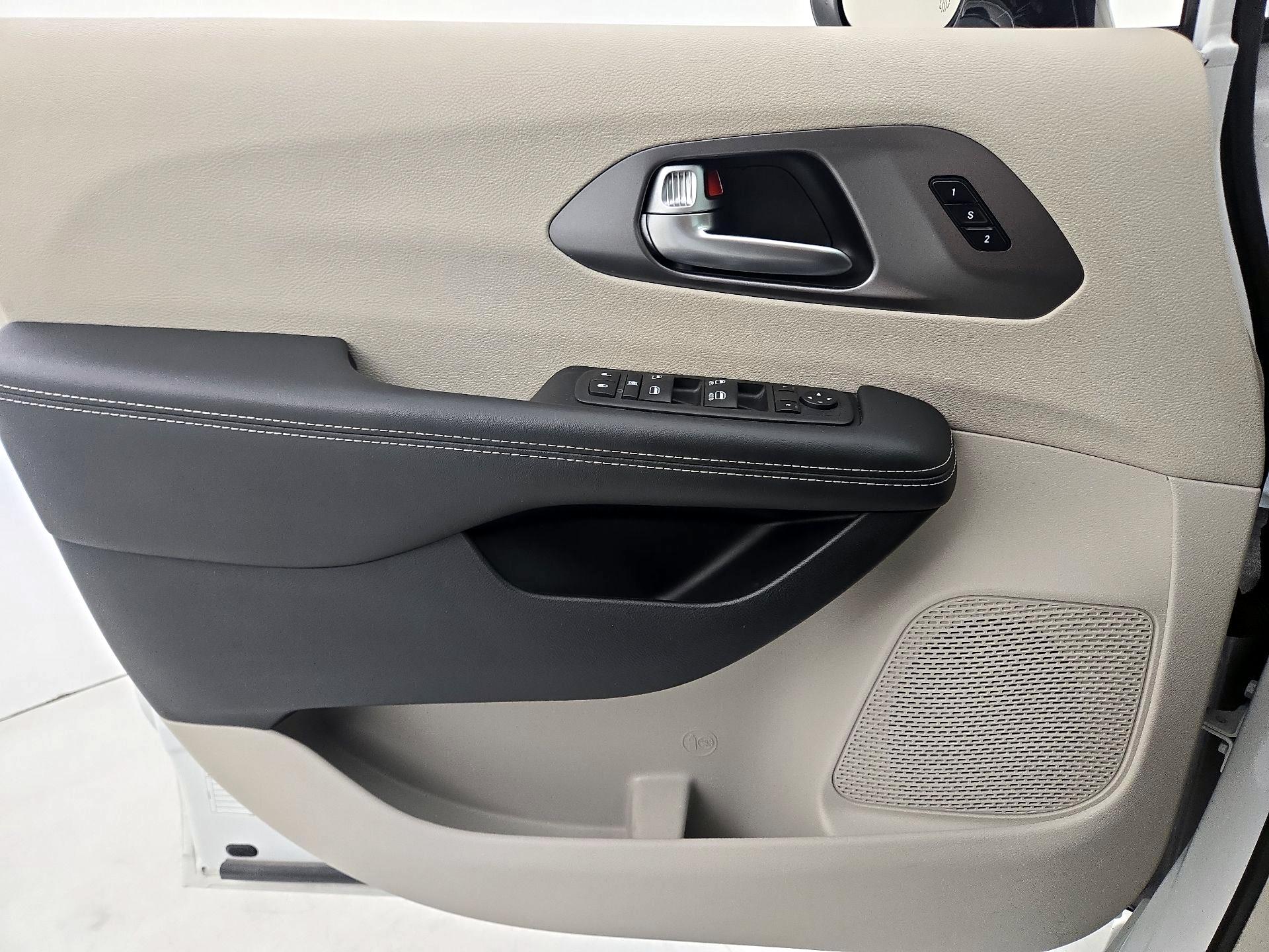 Thumbnail: 2024 Chrysler Pacifica - 12