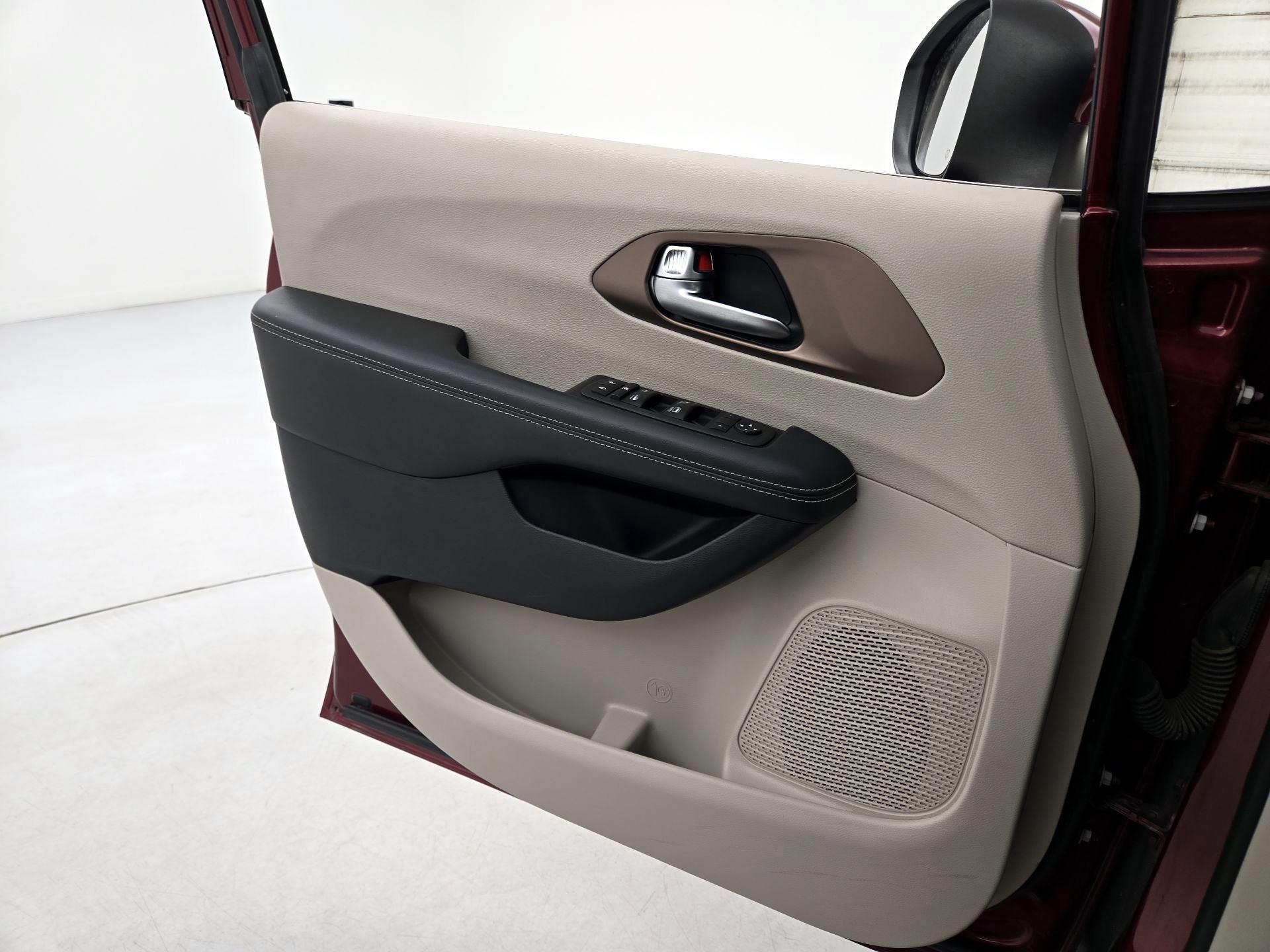Thumbnail: 2023 Chrysler Voyager - 12
