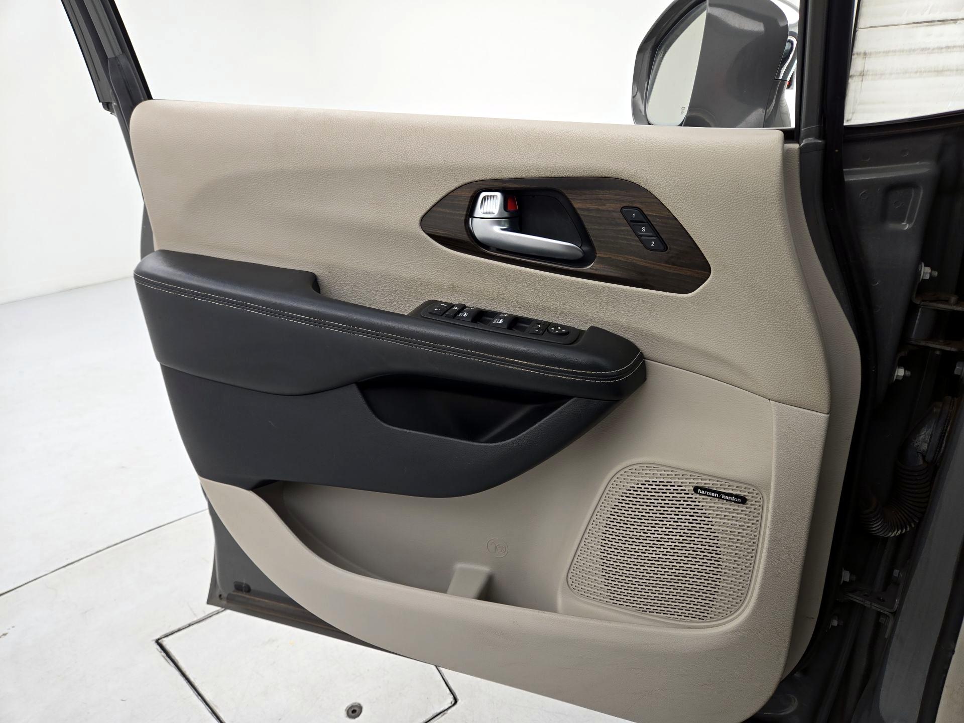 Thumbnail: 2021 Chrysler Pacifica - 12