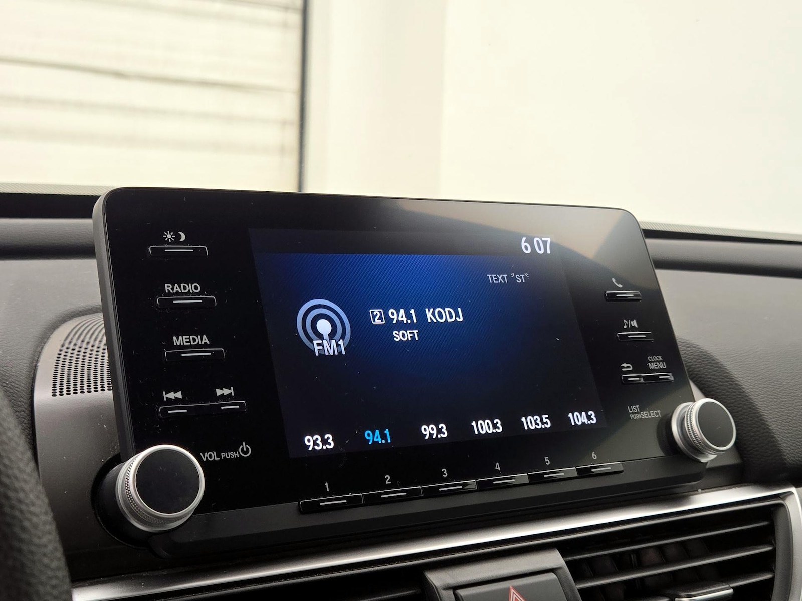 2018 Honda Accord LX - Photo 16