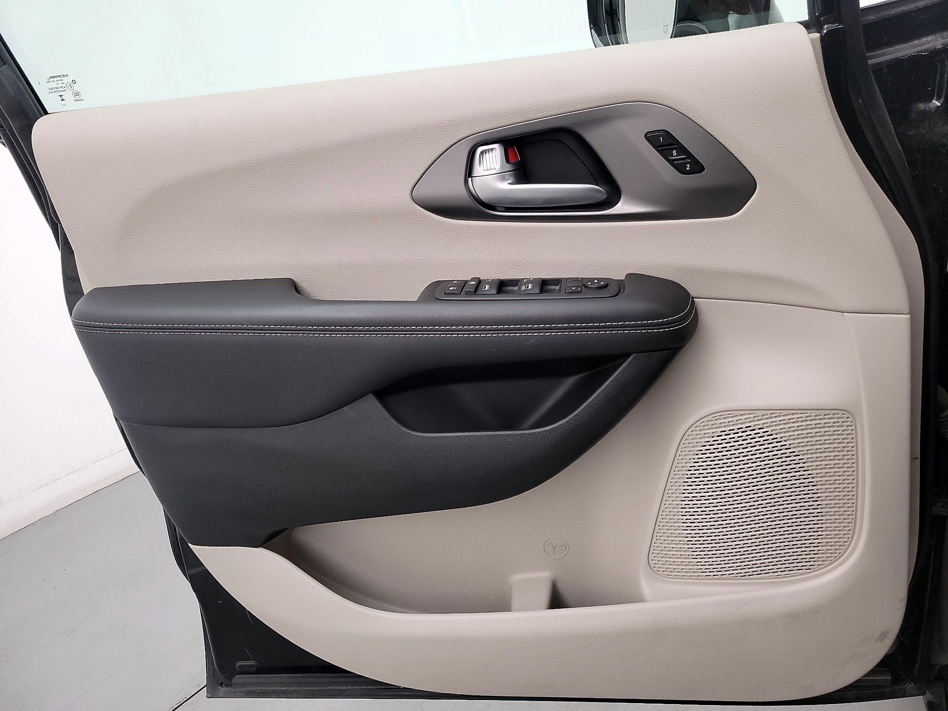 Thumbnail: 2024 Chrysler Pacifica - 12
