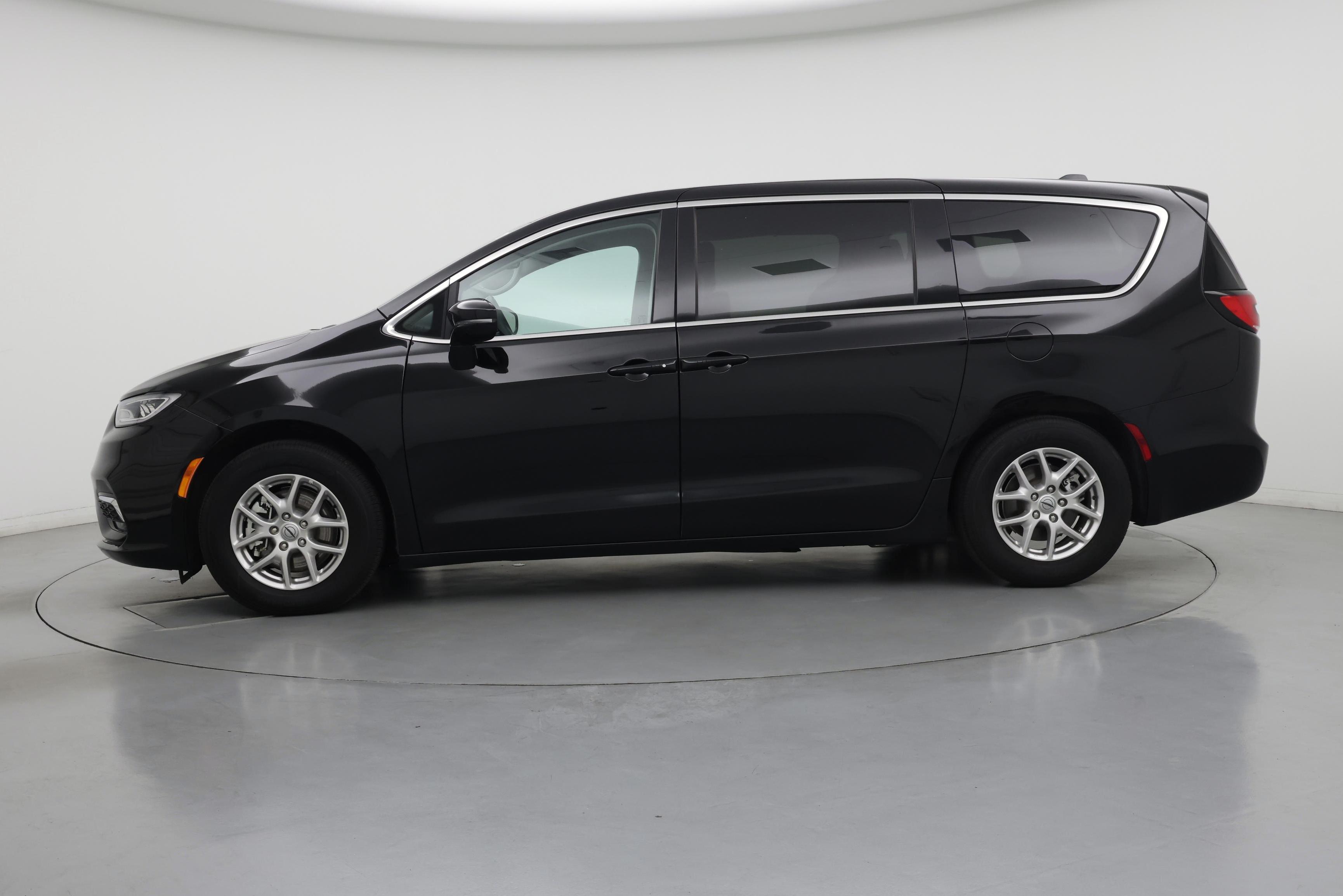 Thumbnail: 2024 Chrysler Pacifica - 3