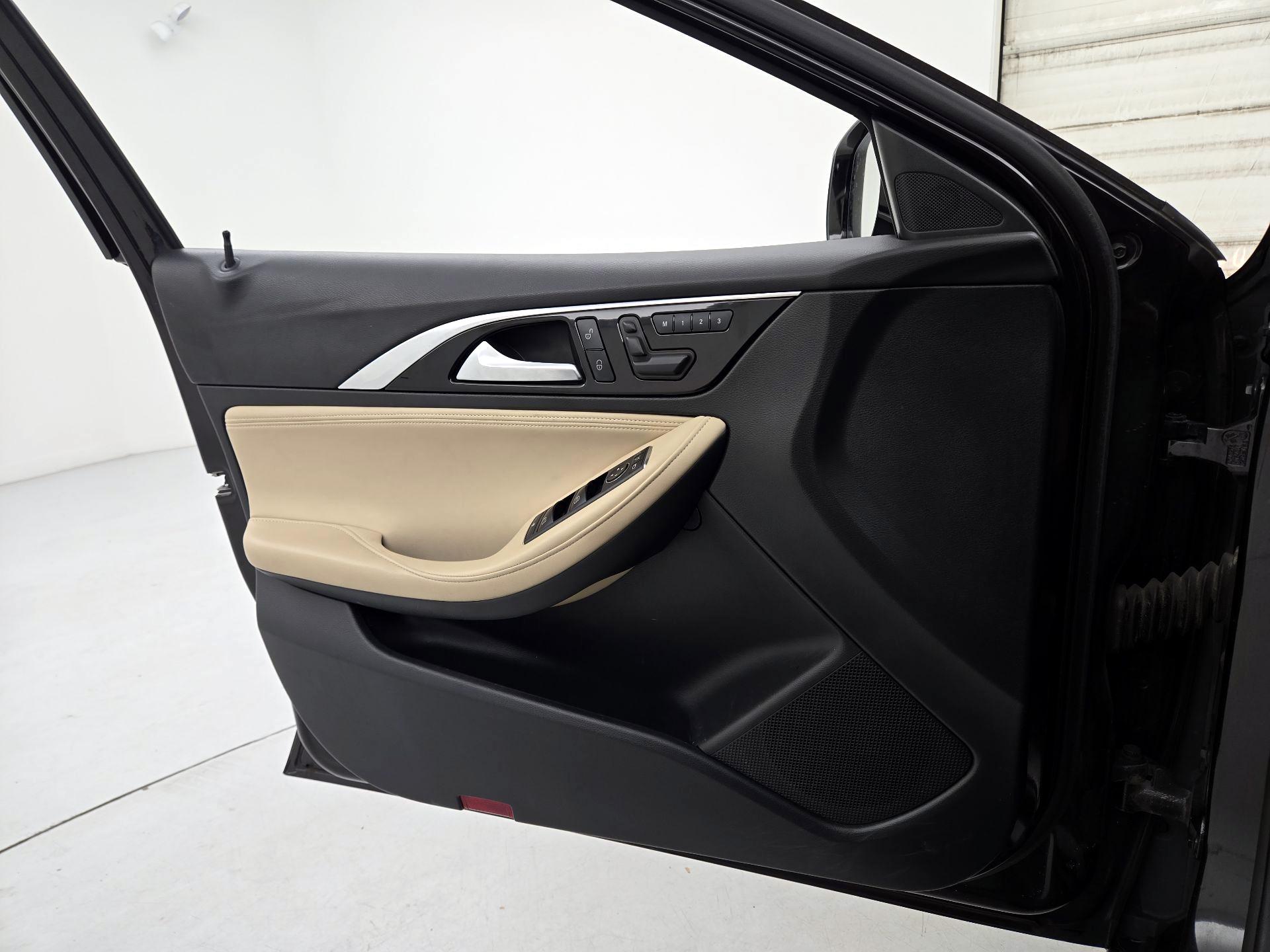 Thumbnail: 2019 INFINITI QX30 - 12