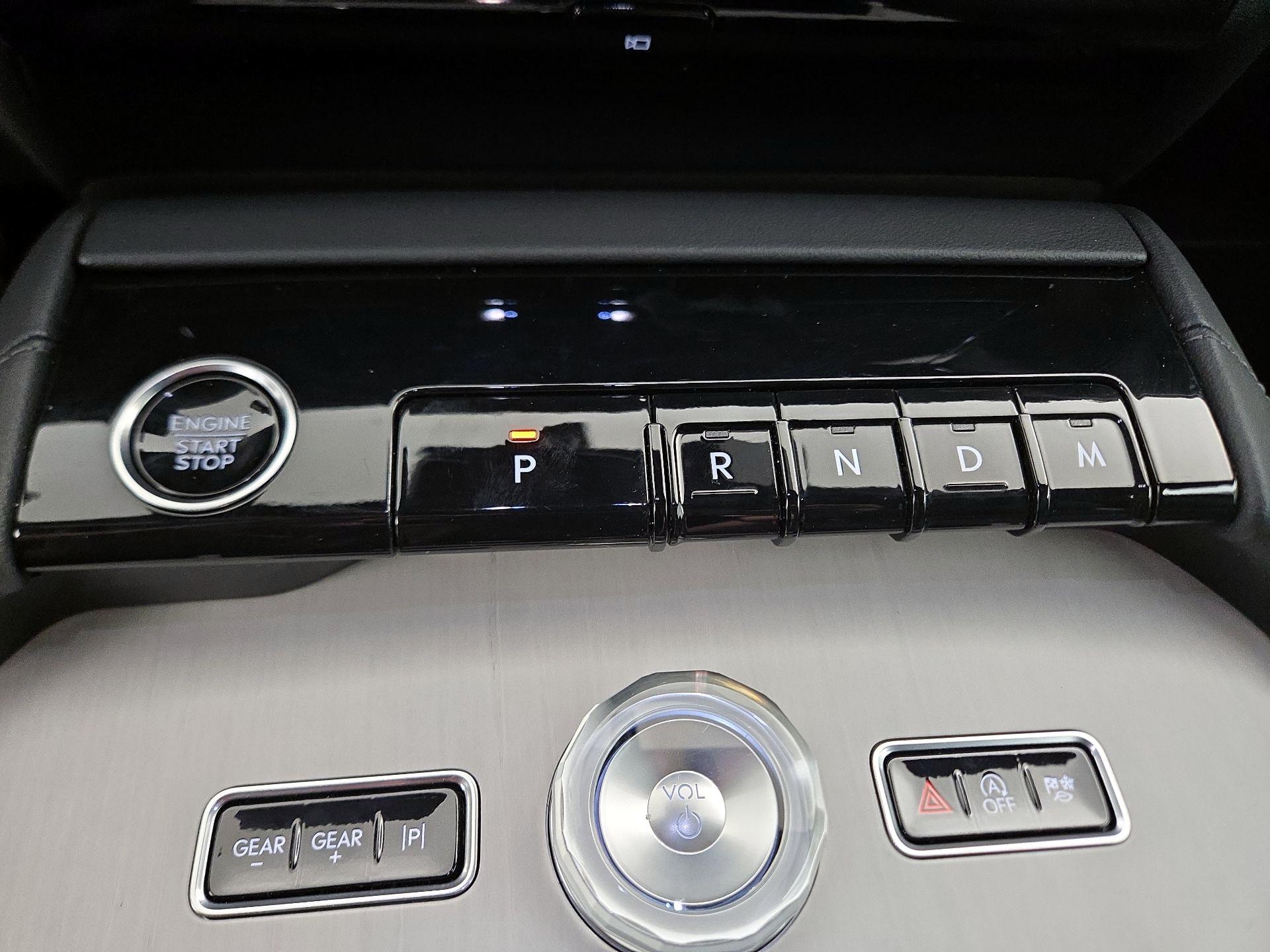 Thumbnail: 2025 Lincoln Navigator L - 18