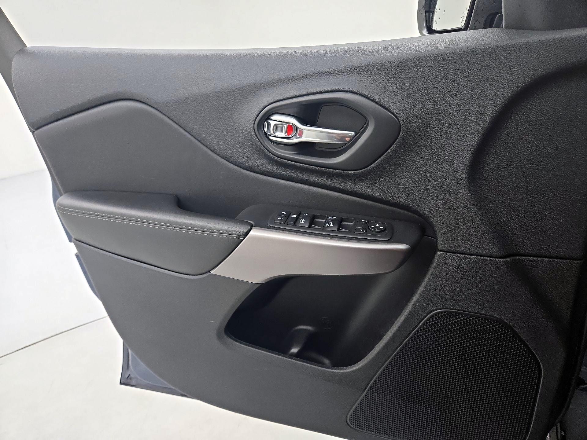 Thumbnail: 2021 Jeep Cherokee - 12