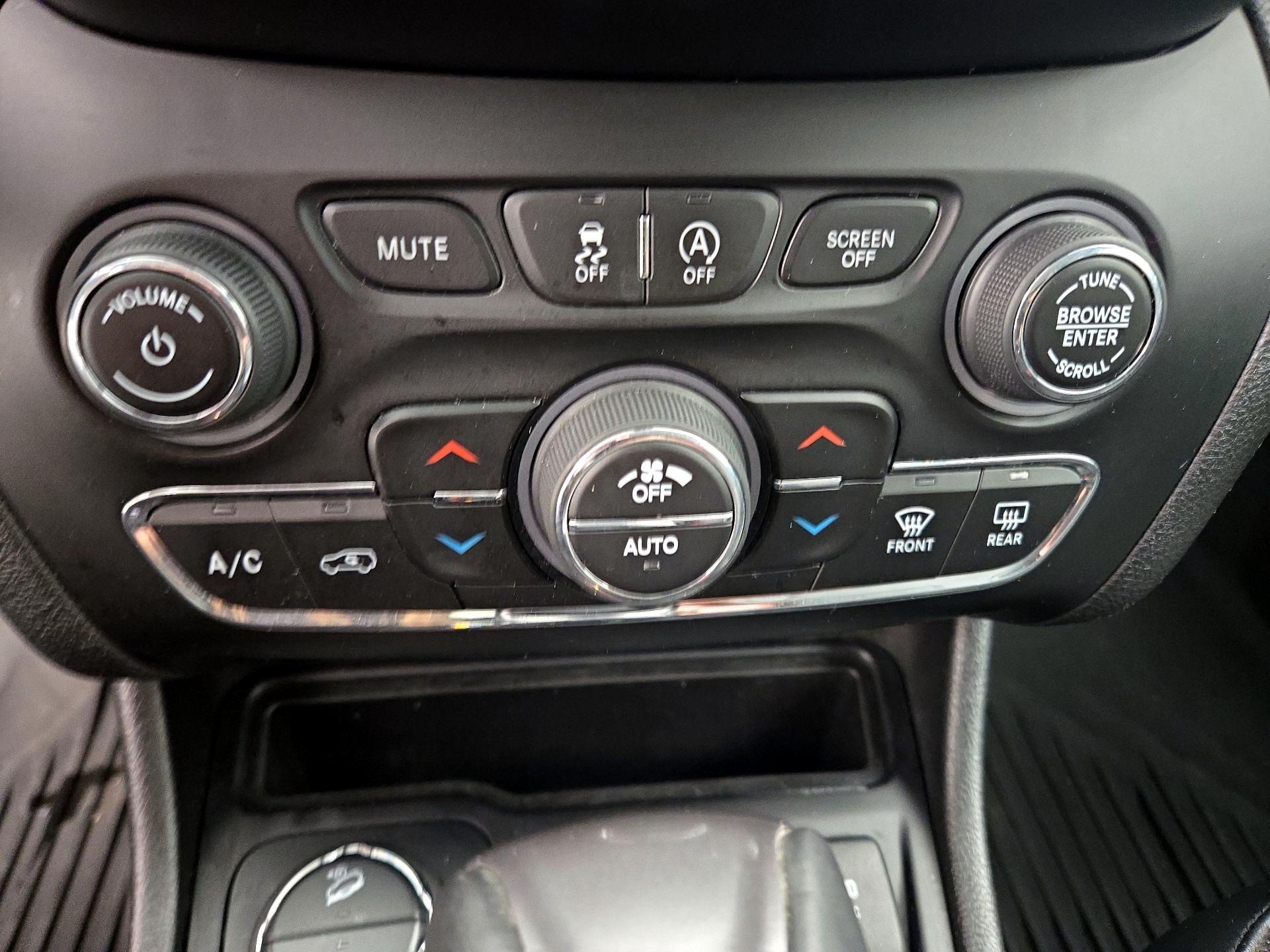 Thumbnail: 2021 Jeep Cherokee - 16