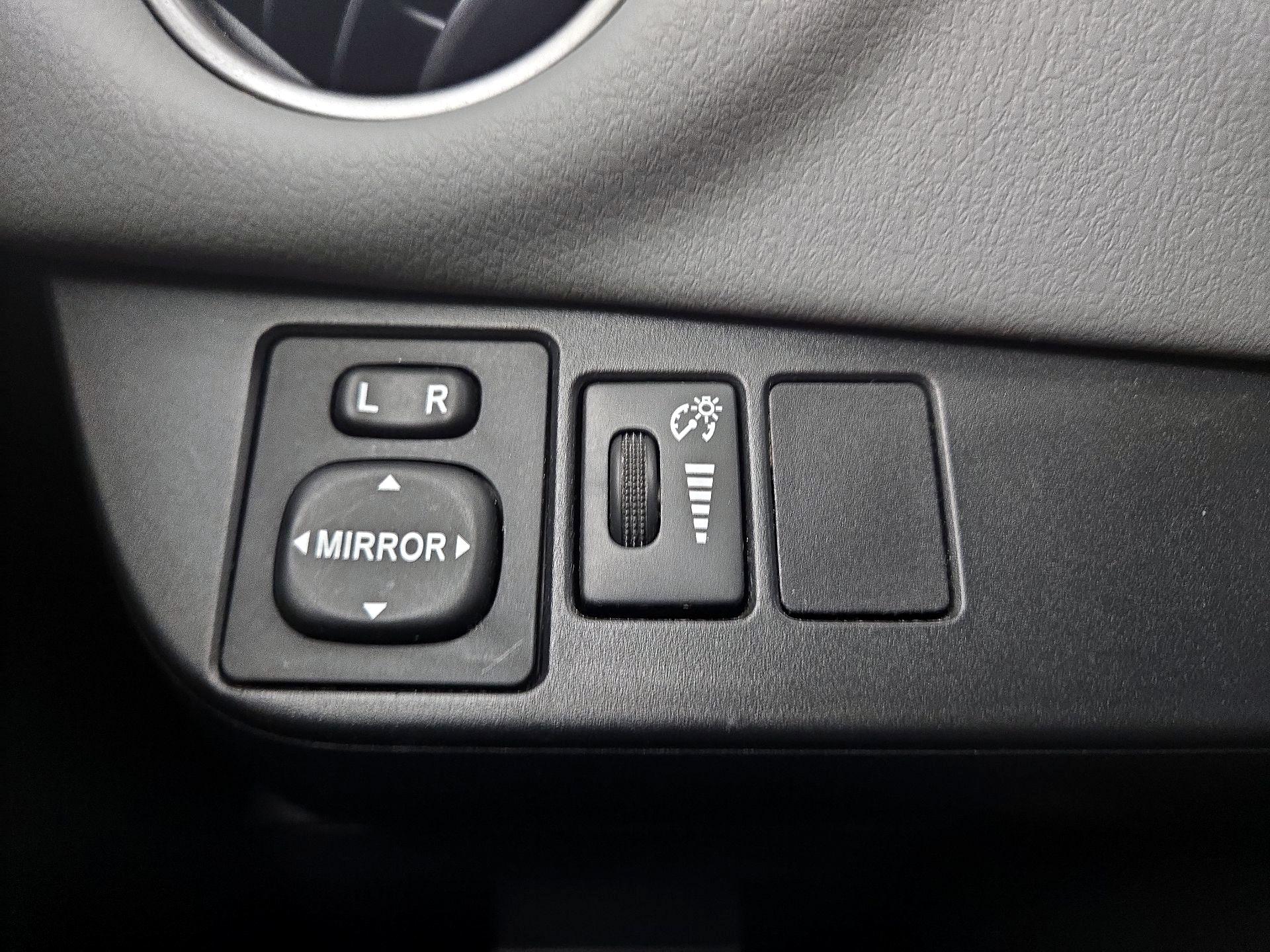 Thumbnail: 2015 Toyota Yaris - 13
