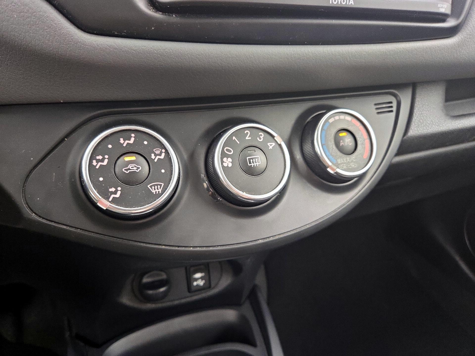 Thumbnail: 2015 Toyota Yaris - 15