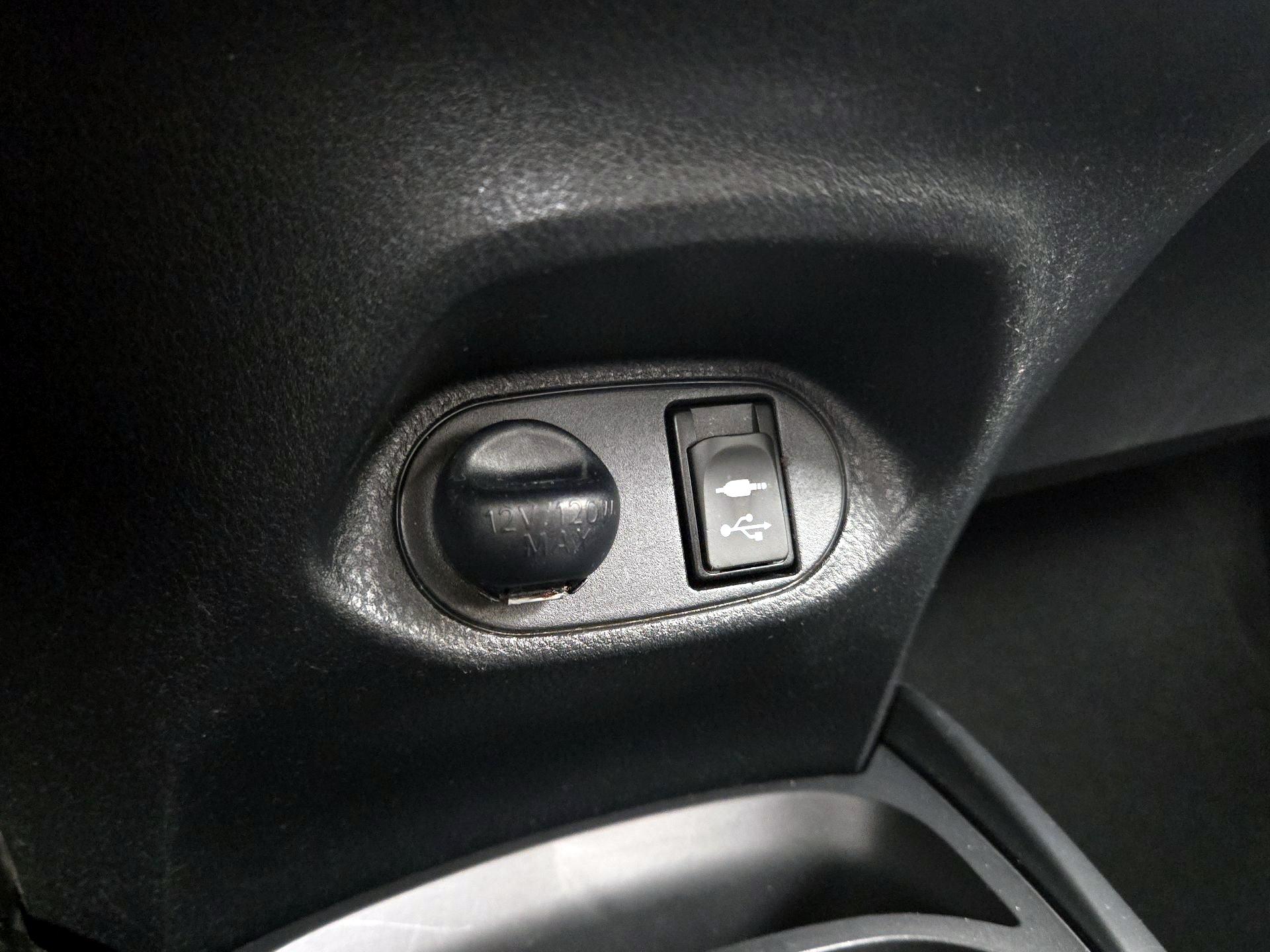 Thumbnail: 2015 Toyota Yaris - 17