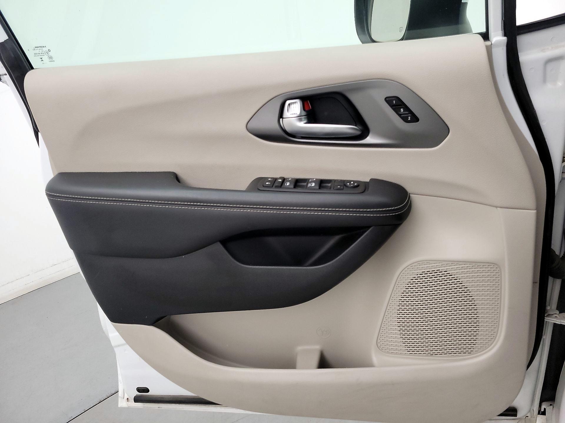Thumbnail: 2023 Chrysler Pacifica - 12