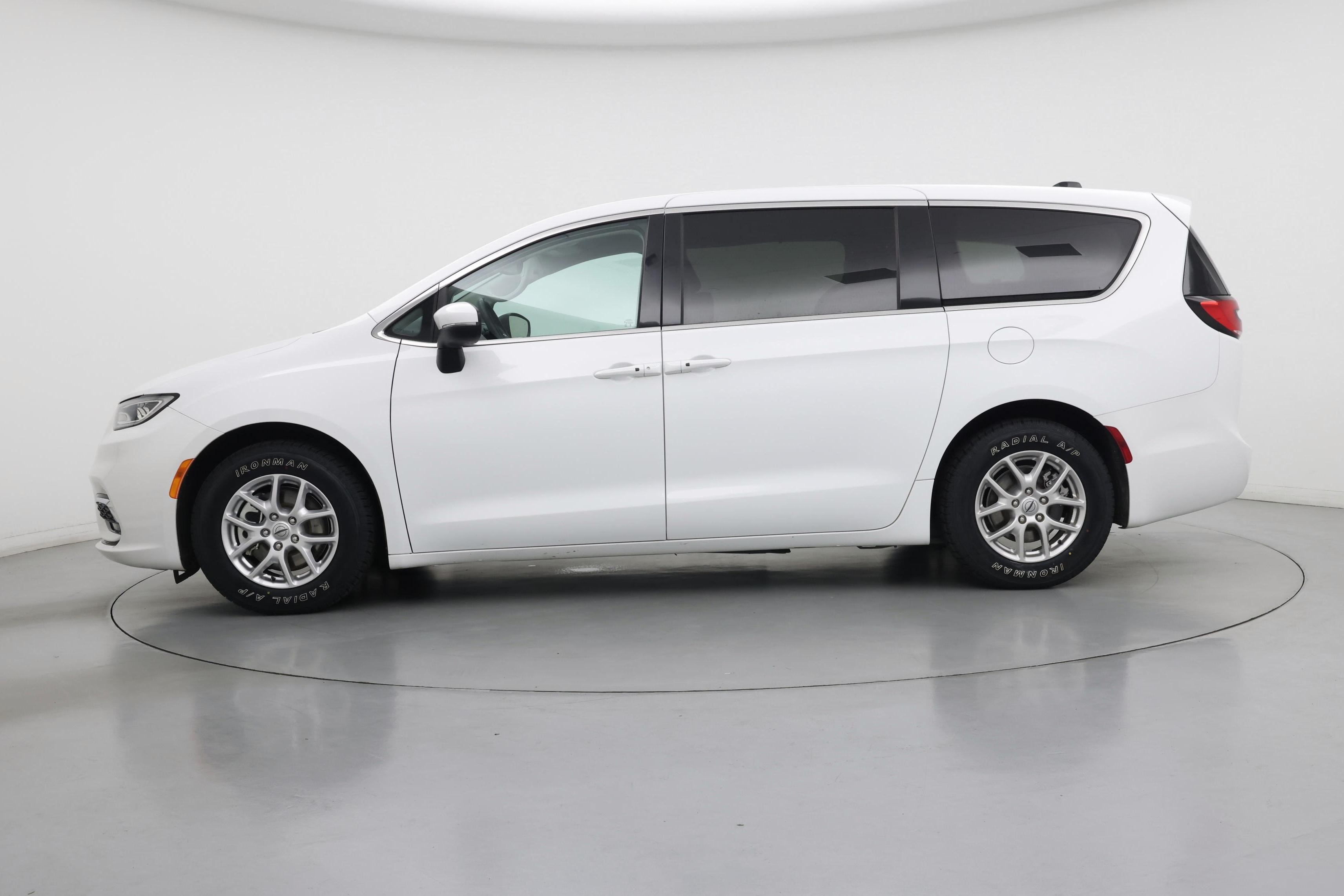 Thumbnail: 2023 Chrysler Pacifica - 3