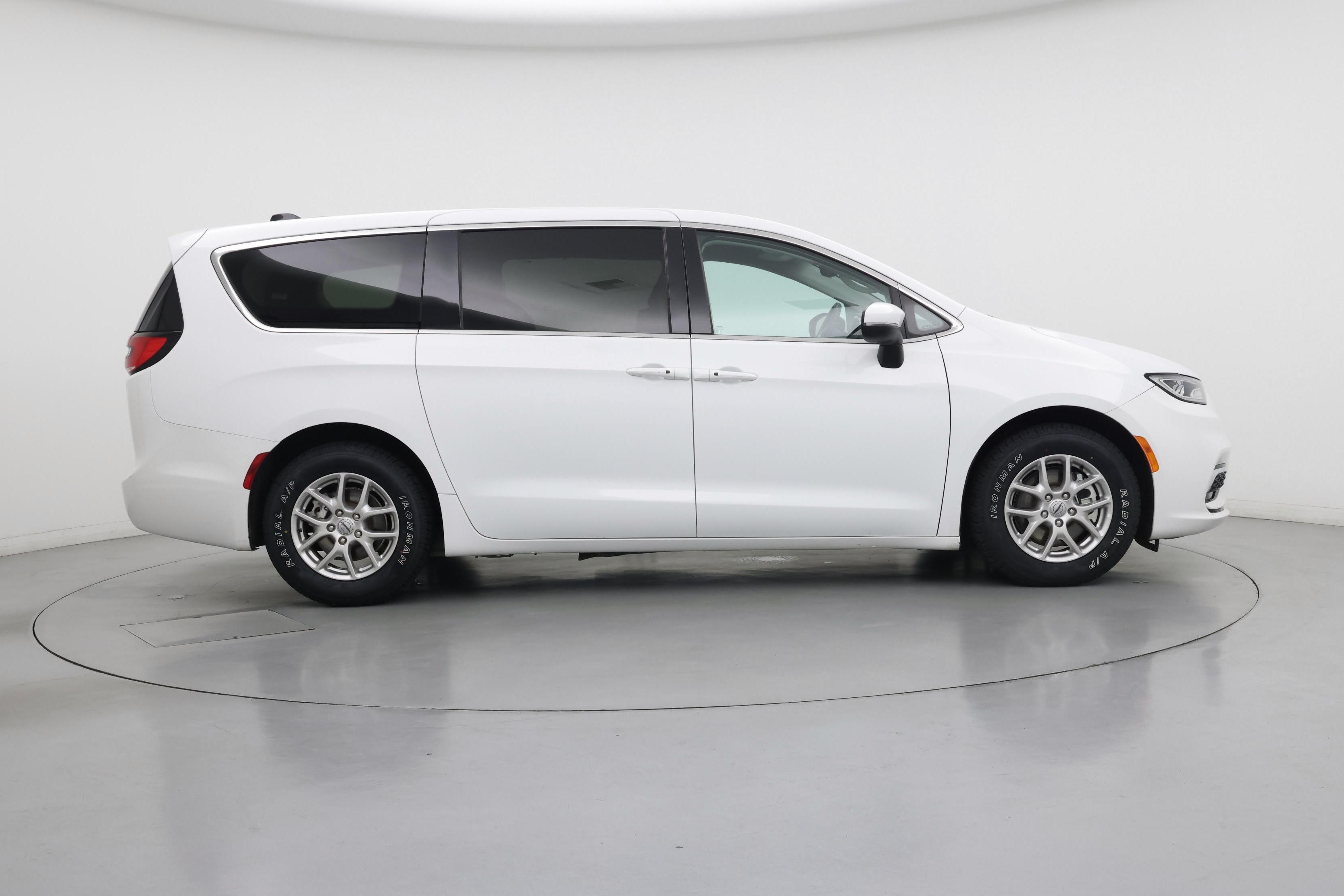 Thumbnail: 2023 Chrysler Pacifica - 7