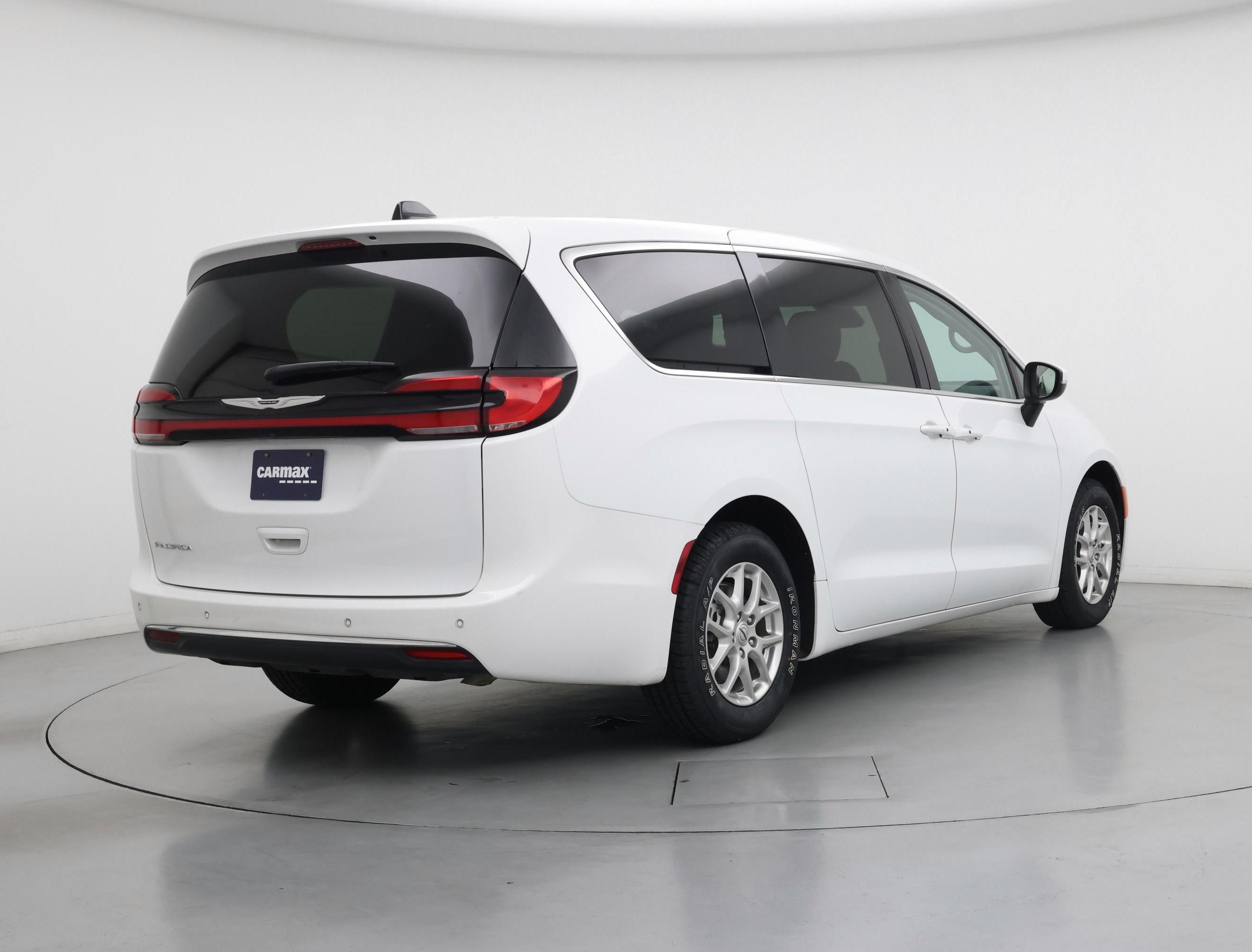 Thumbnail: 2023 Chrysler Pacifica - 8