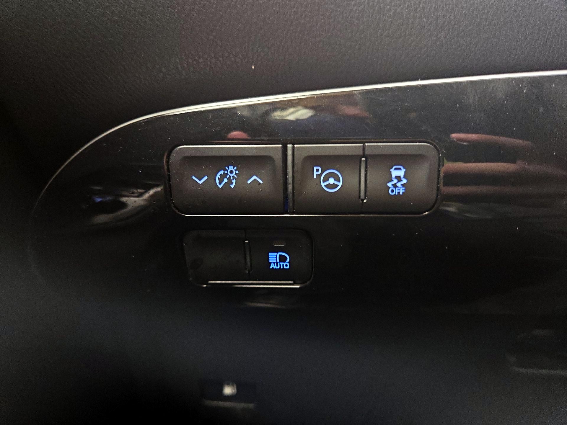 Thumbnail: 2022 Toyota Prius - 13